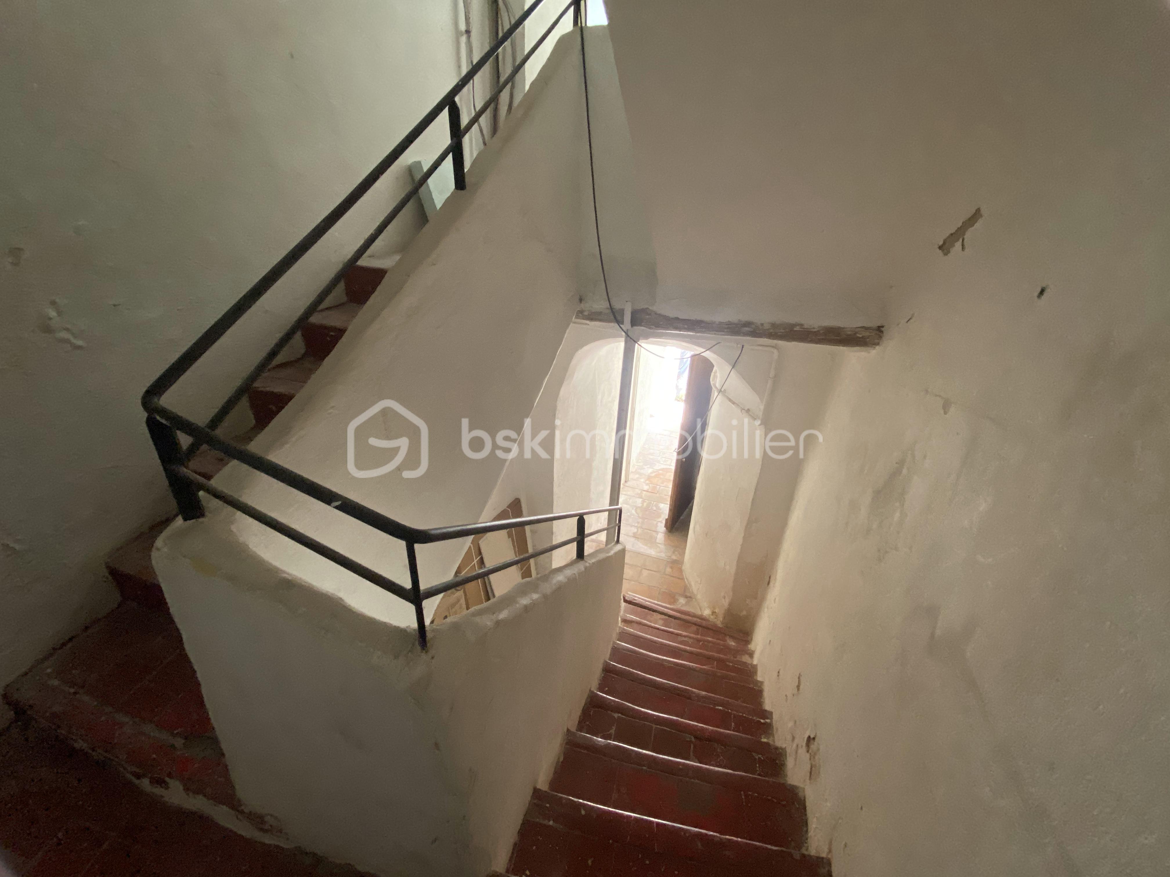 ESCALIERS DES COMMUNS VERS SORTIE.jpg