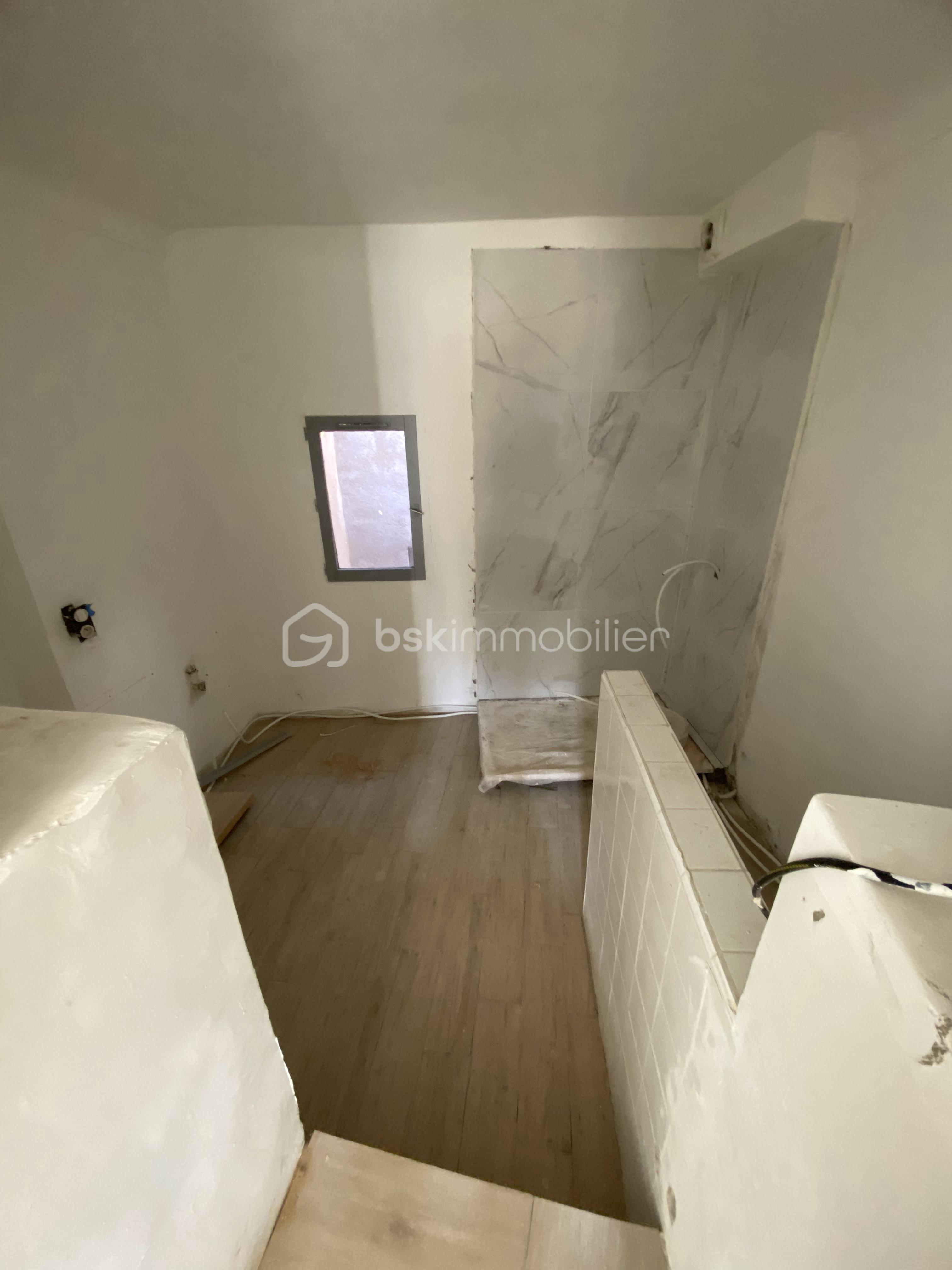 APPARTEMENT 2EME ETAGE SALLE D EAU.jpg