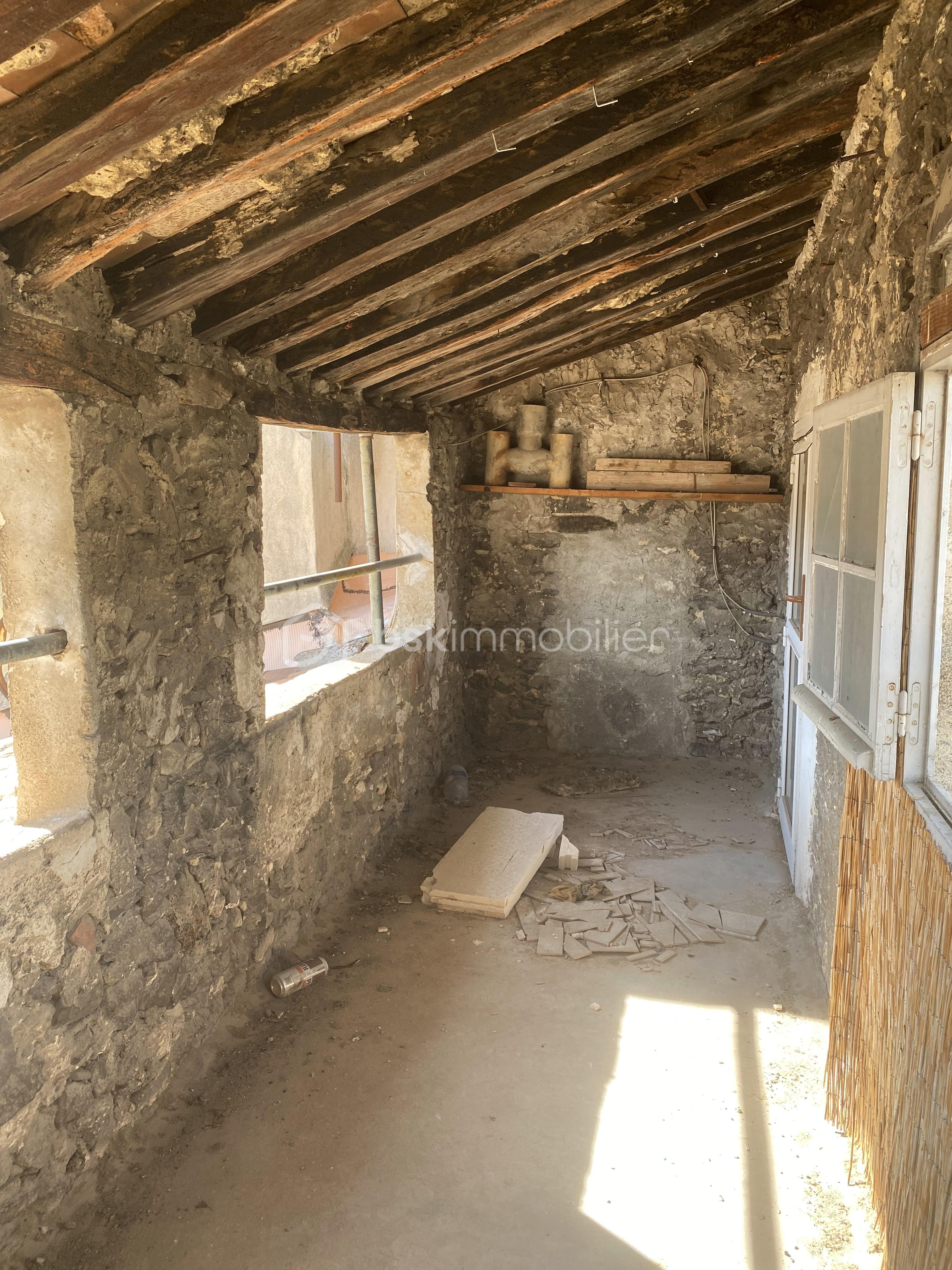 PIGEONNIER 4EME ETAGE VUE PORTE FERMEE.jpg