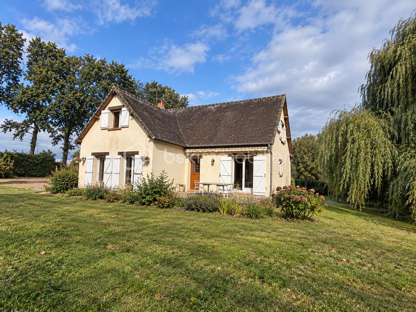 Maison de campagne, jardin naturel et paisible.png