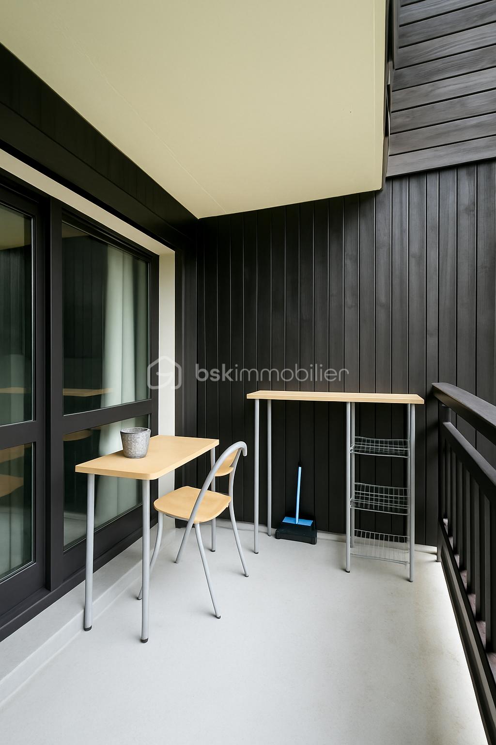Appartement de 20 m² - Balcon couvert avec mobilier léger.png