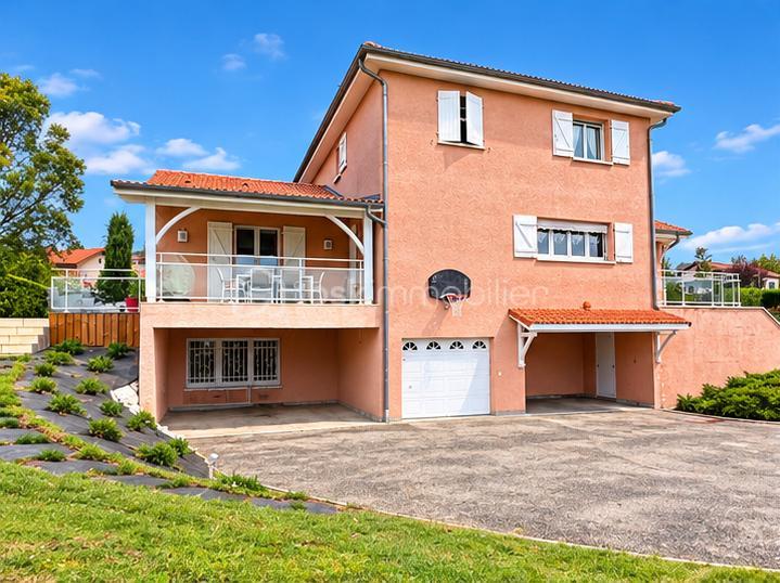 MAISON EXTERIEUR PRISE A L OPOSE DU PORTAIL.jpeg