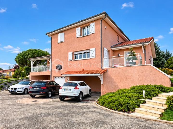 MAISON EXTERIEUR PRISE DU PORTAIL AVEC VOITURE.jpeg