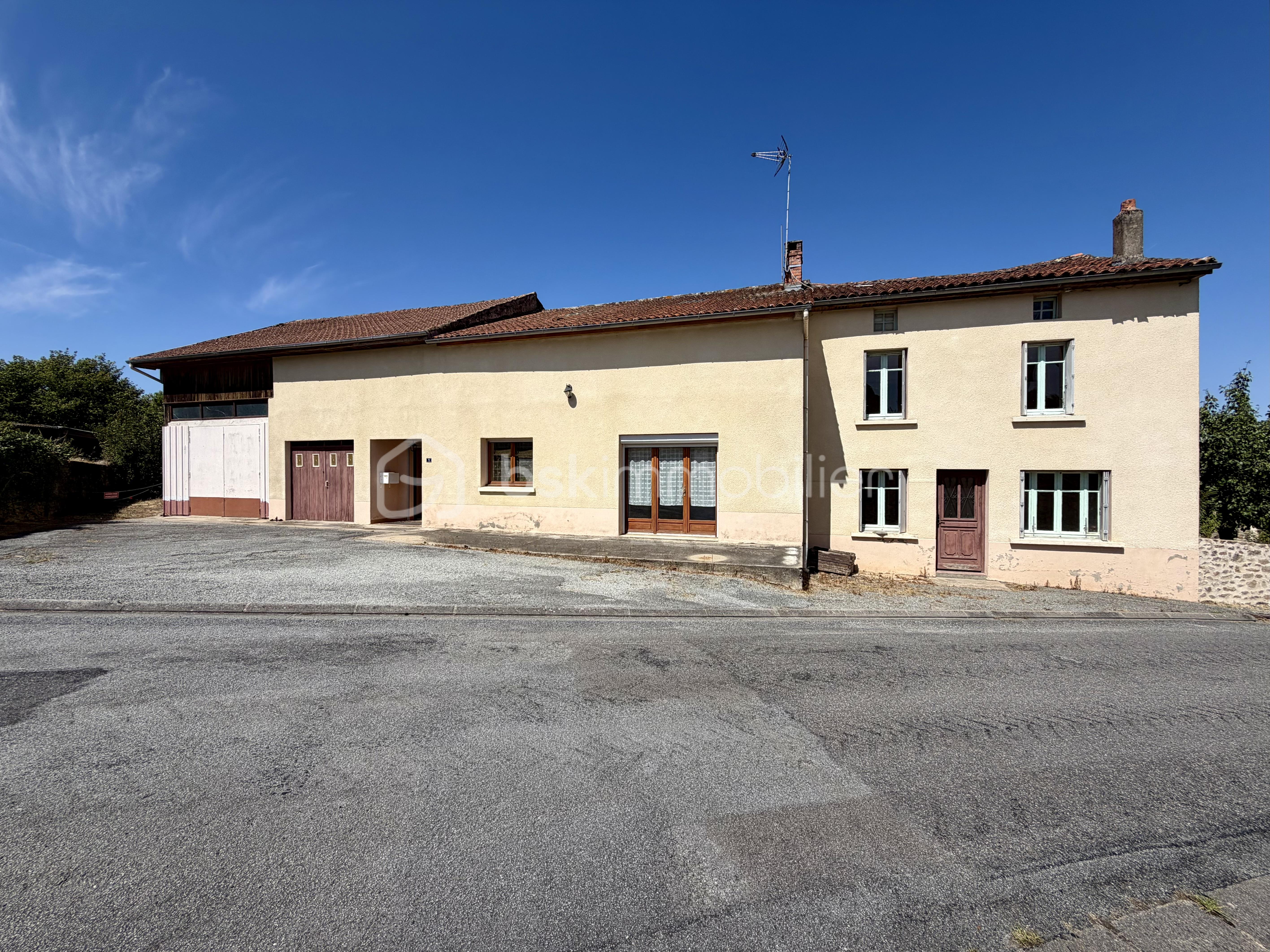 Maison 7 pièces 161 m² · à Villefavard · 161 m² · 90 000 €