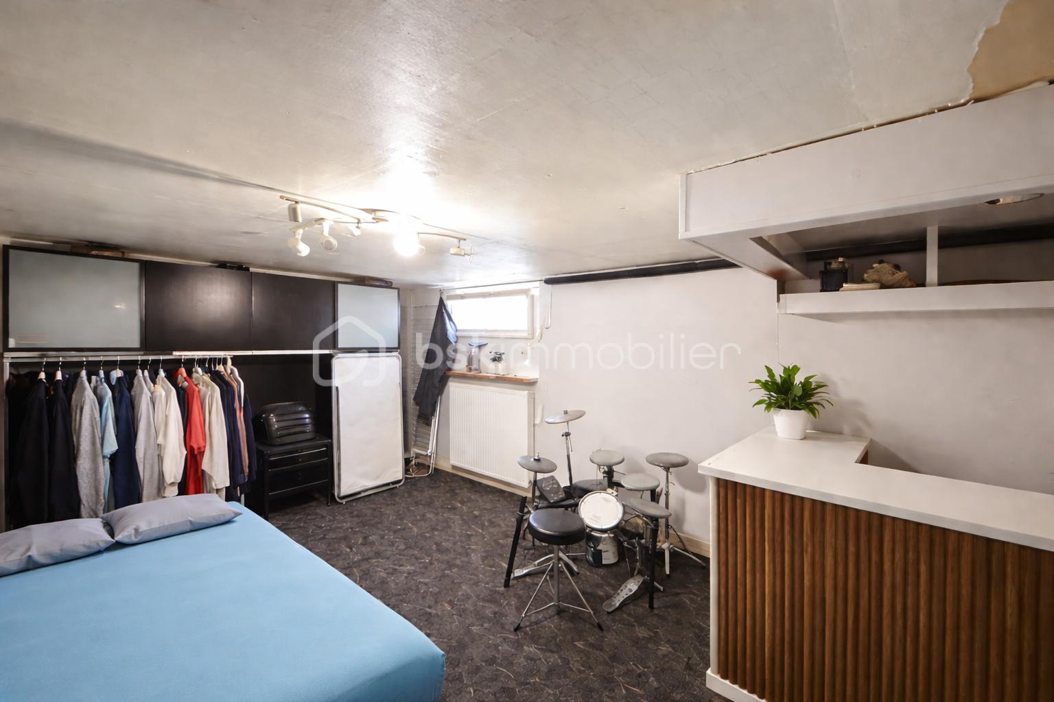 Salle polyvalente soignée et lumineuse.png