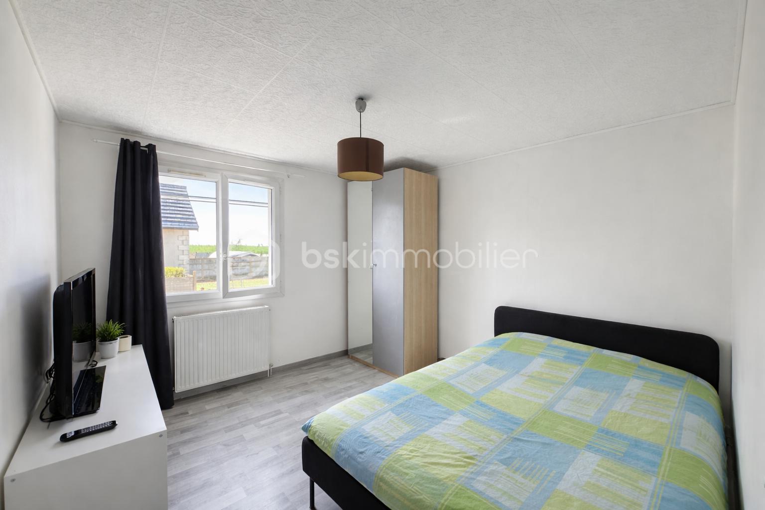 Chambre lumineuse et moderne avec lit géométrique.png