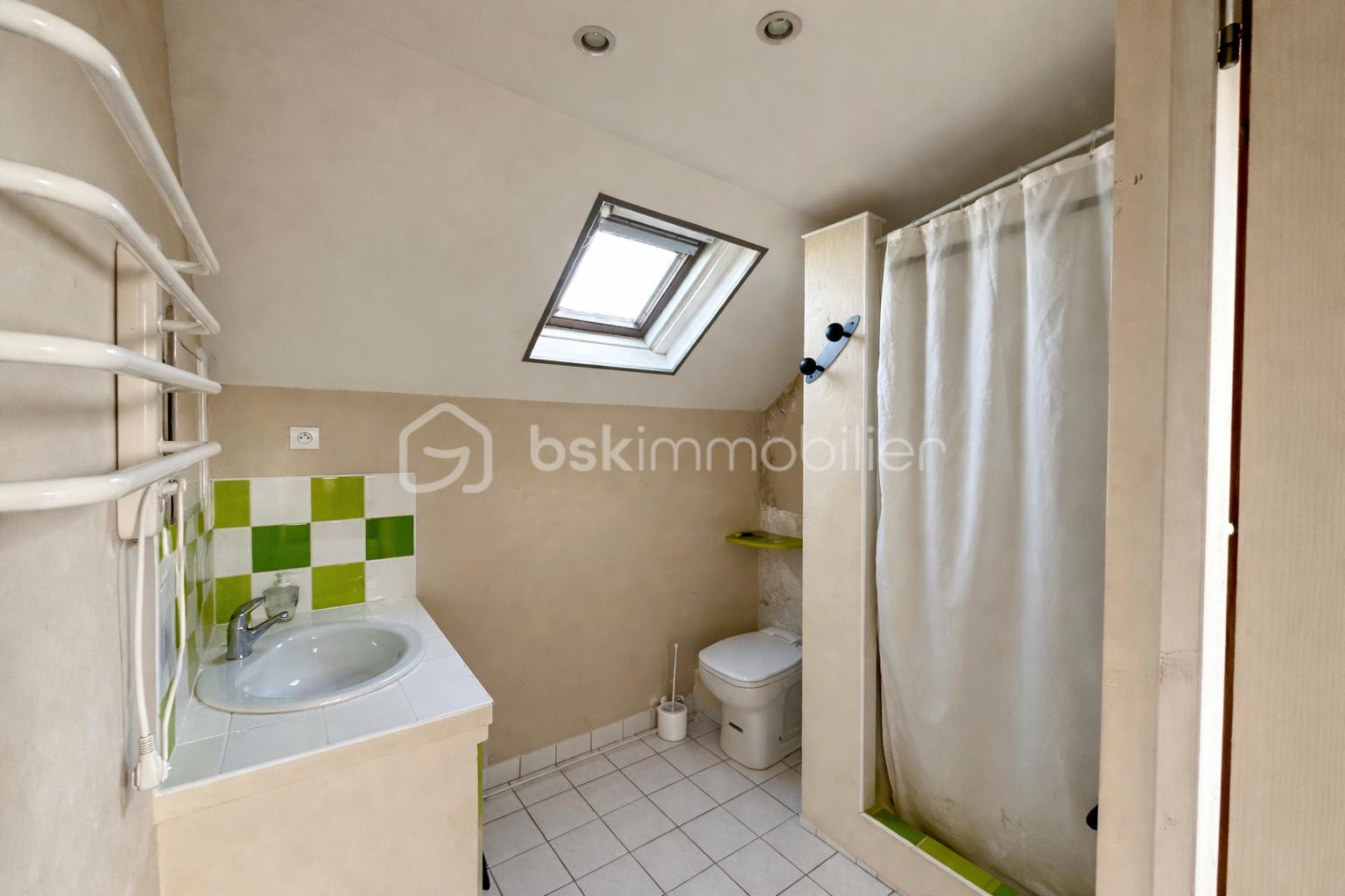 Salle de bain sous toit mansardé.png