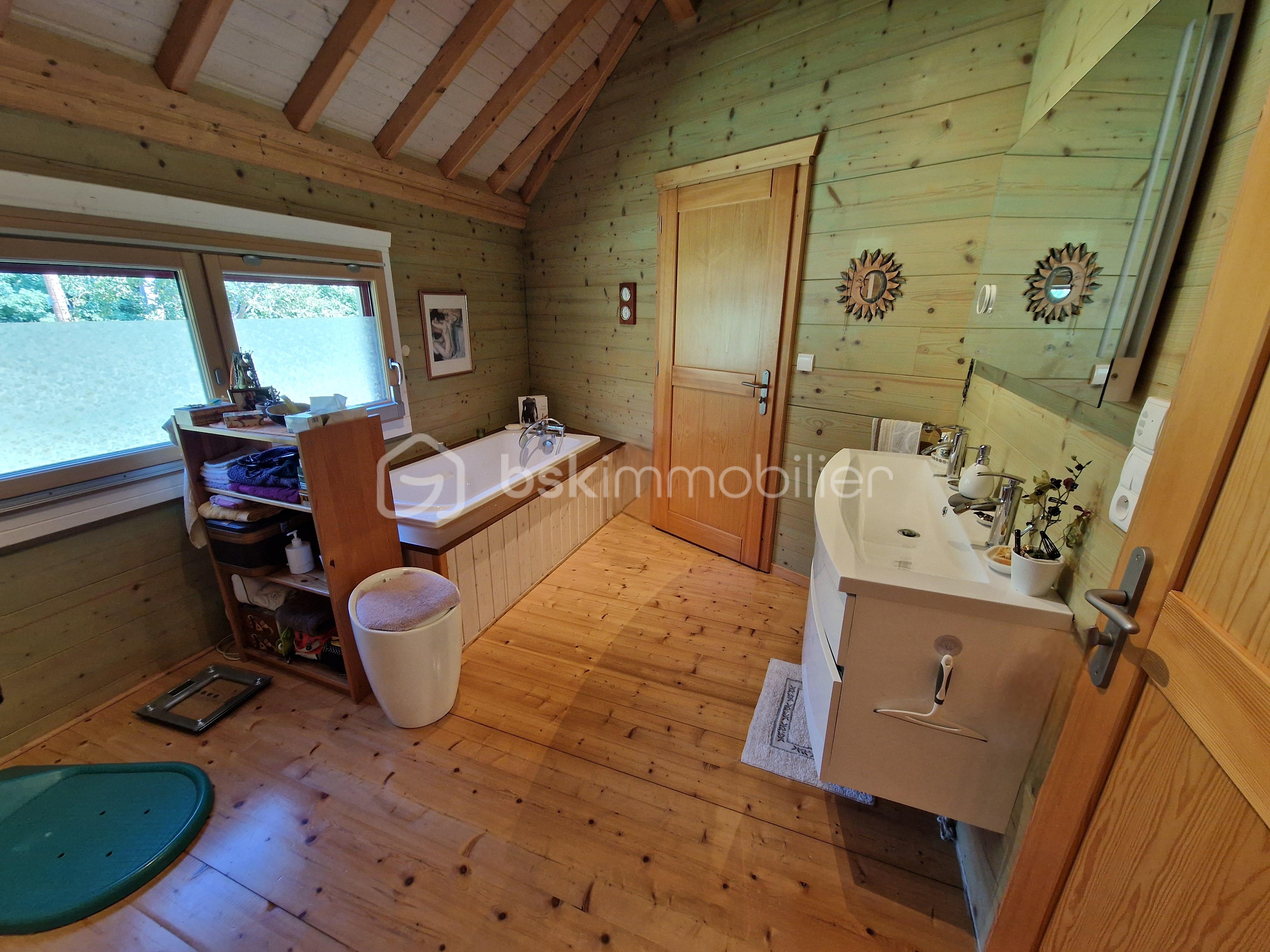 Chalet de 218 m² - 20250811_144357 sdb modif.jpg