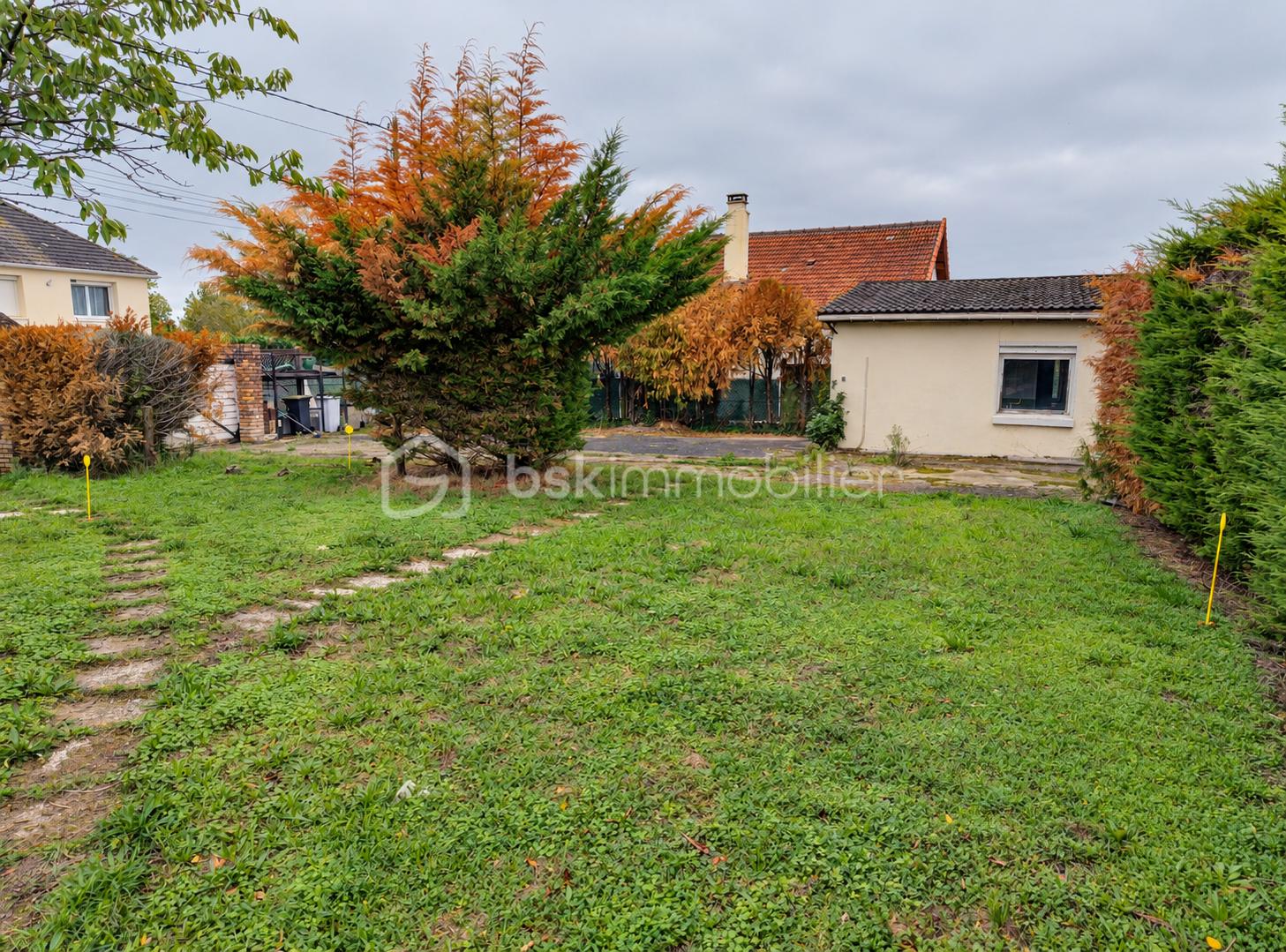Jardin automnal sous ciel couvert.png