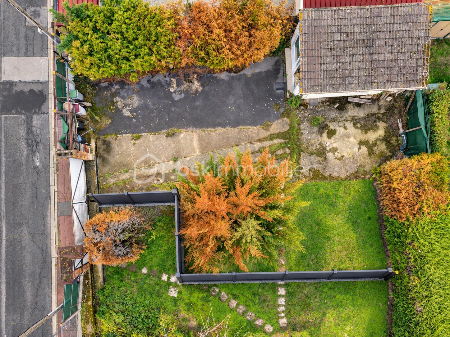 Vue aérienne d’un jardin avec clôture L.png