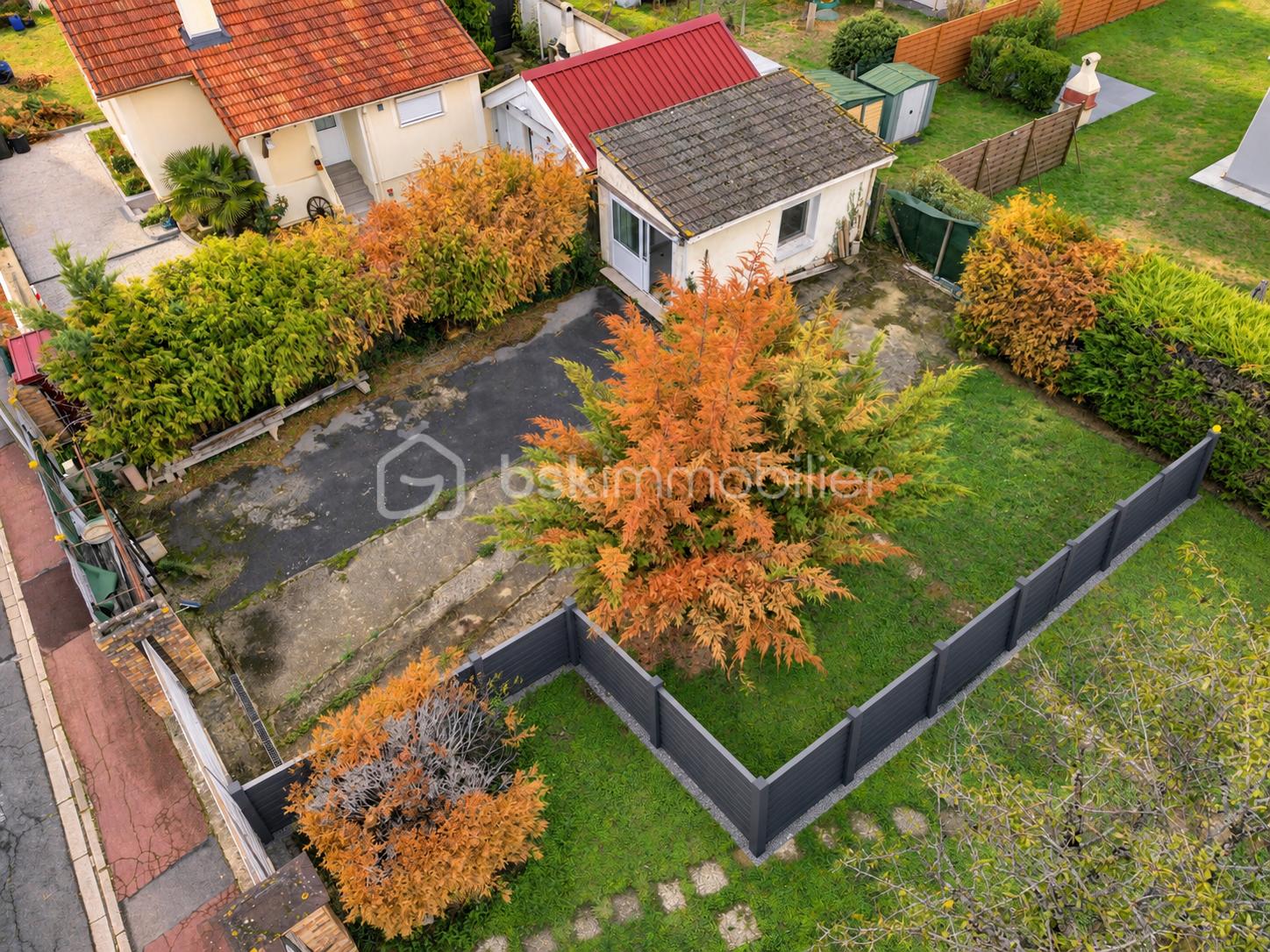 Clôture anthracite dans un jardin automnal.png