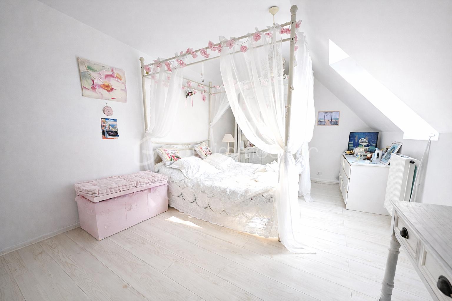 Chambre féminine aux touches roses.png