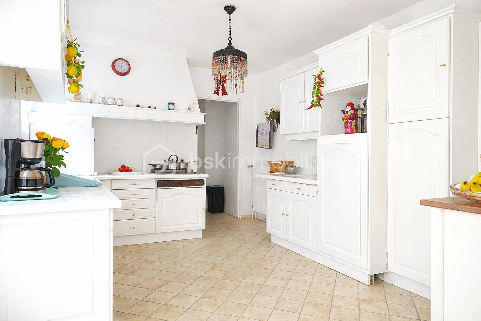Cuisine lumineuse et moderne avec lustre.png
