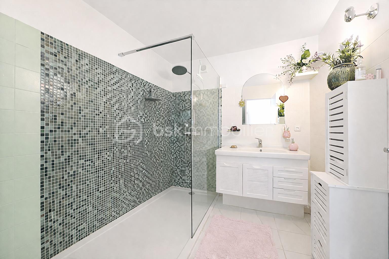 Salle de bain moderne et apaisante.png