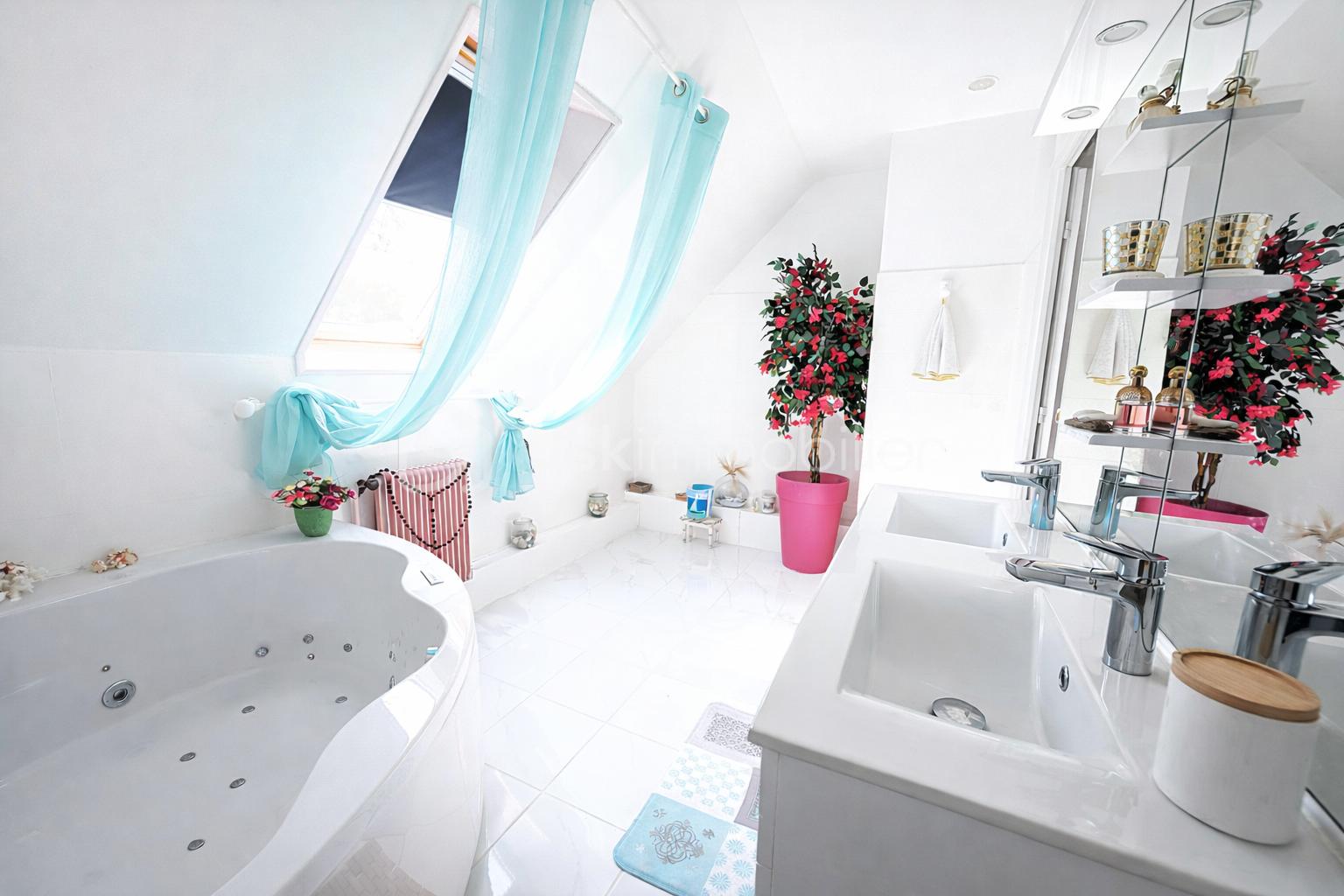 Salle de bain lumineuse et moderne(1).png