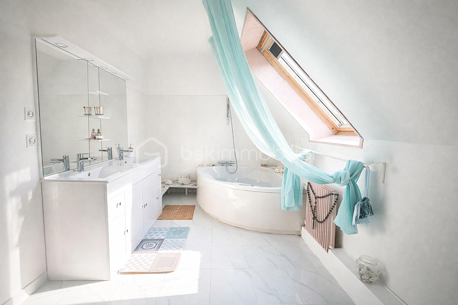 Salle de bain lumineuse sous toit incliné.png