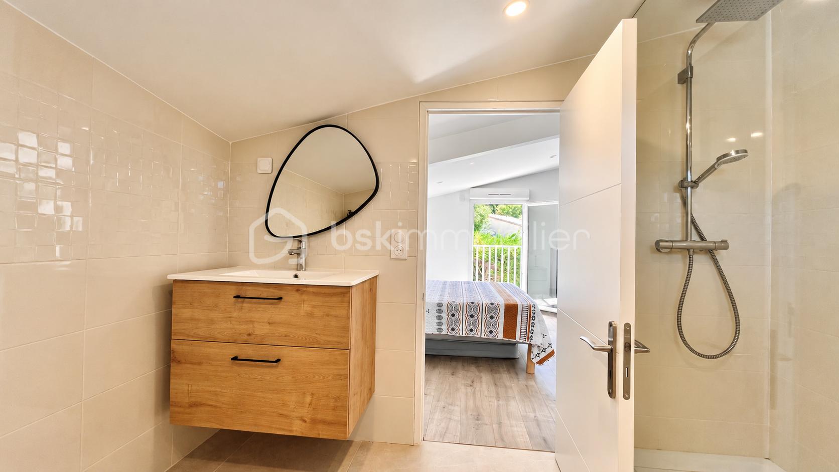 Salle d’eau chaleureuse aux matières naturelles-12.png