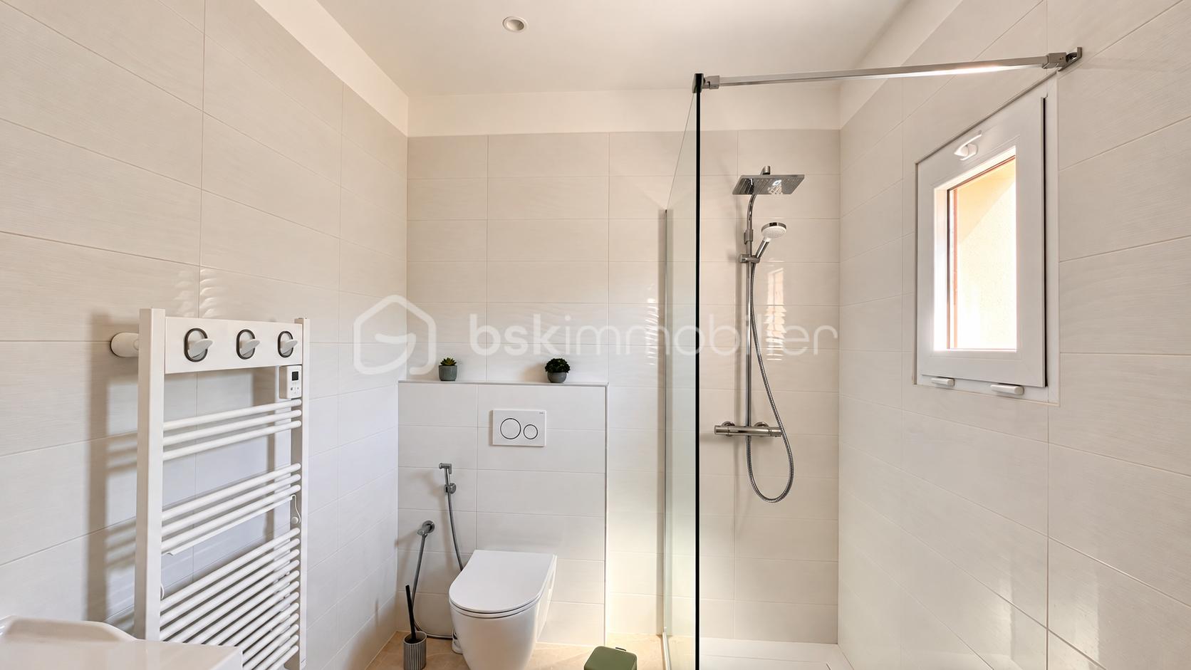 Salle d’eau blanche et lumineuse-1.png
