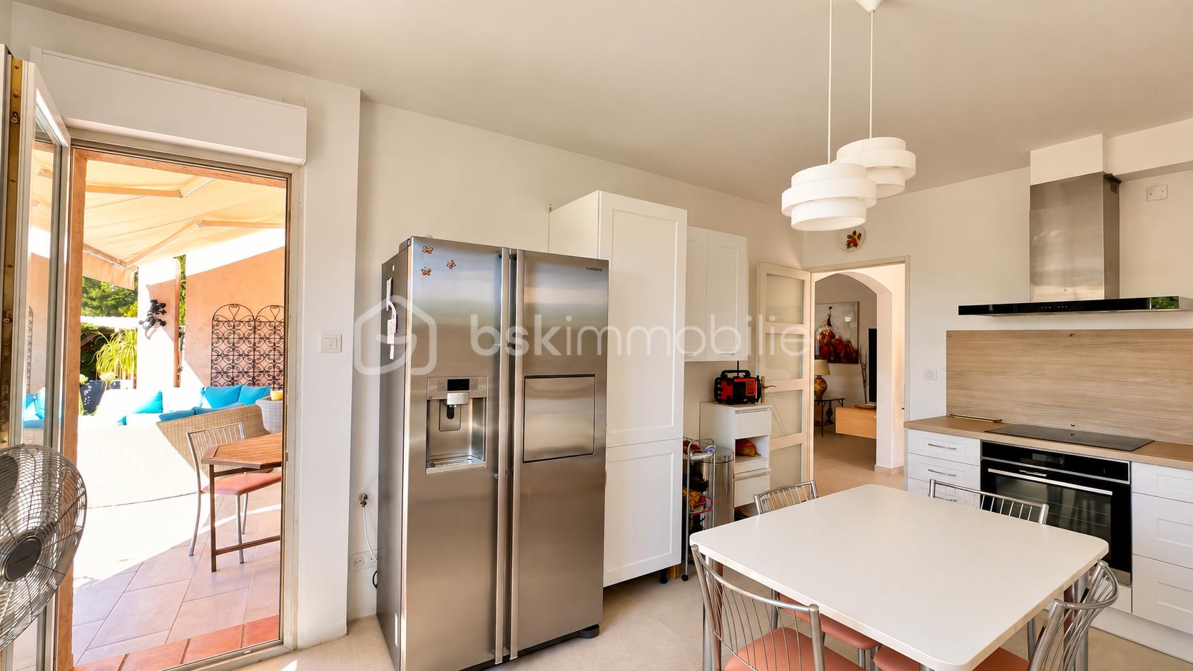 Intérieur chaleureux, cuisine blanche-6.png