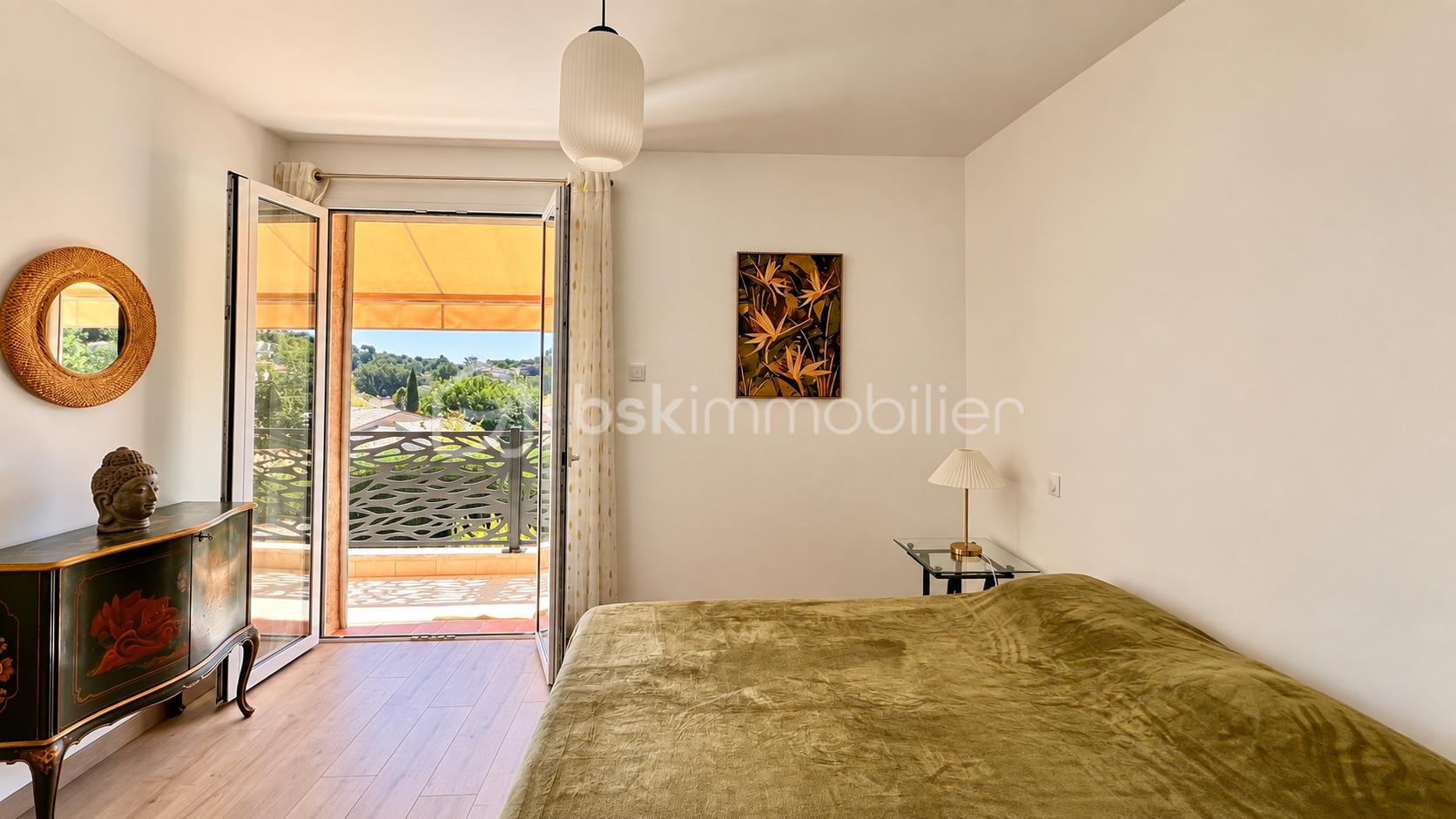 Chambre chaleureuse avec balcon et lit vert-11.png