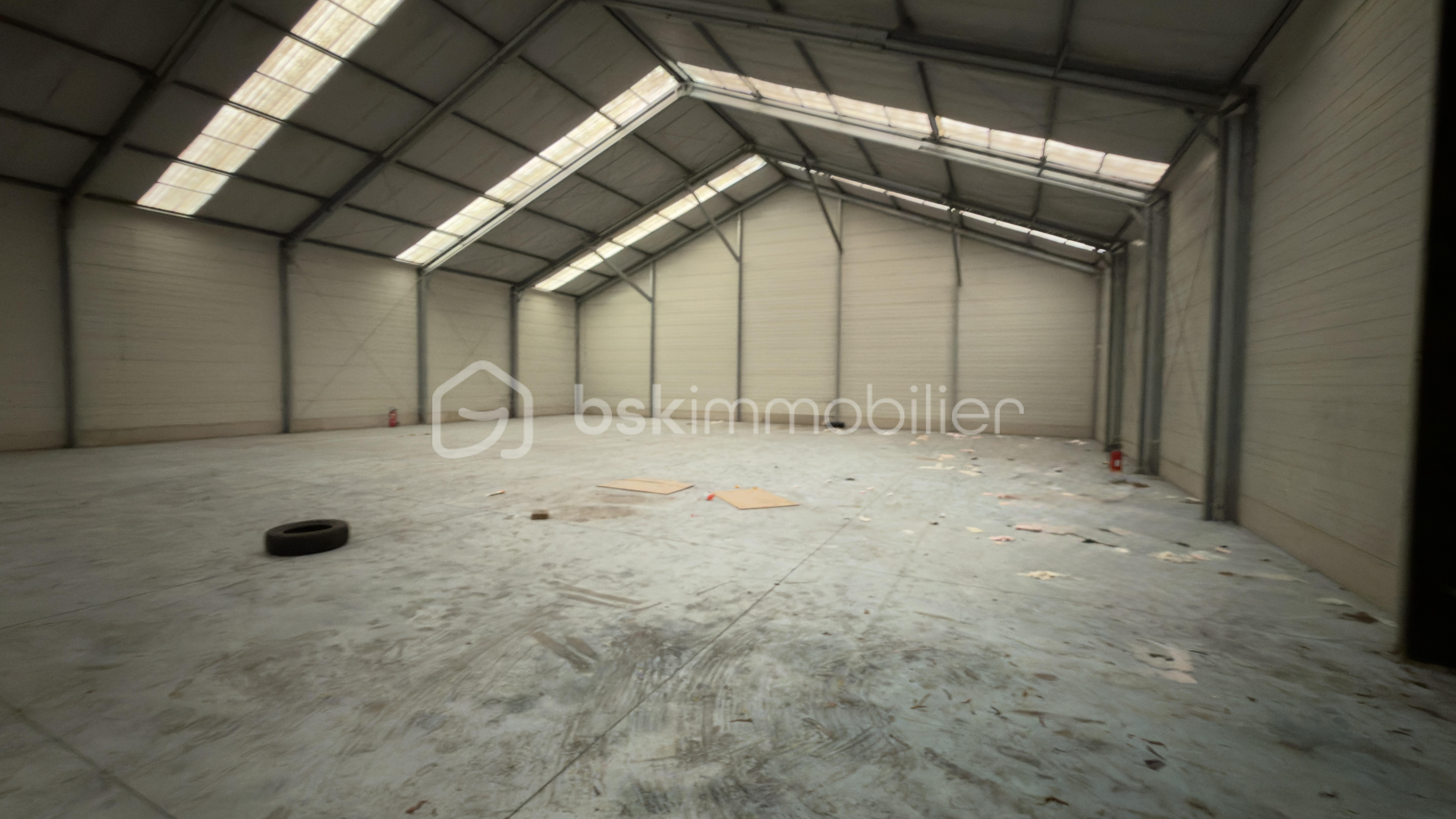 Local d'activités de 1 471 m² - IMG_2274.jpeg