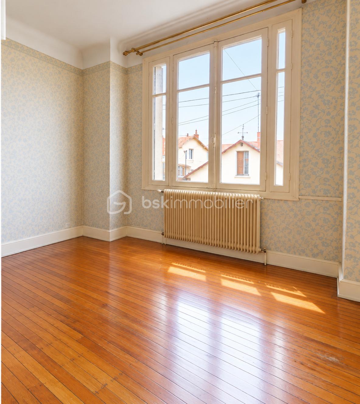 Pièce classique baignée de lumière, parquet vintage geschniegelt.png