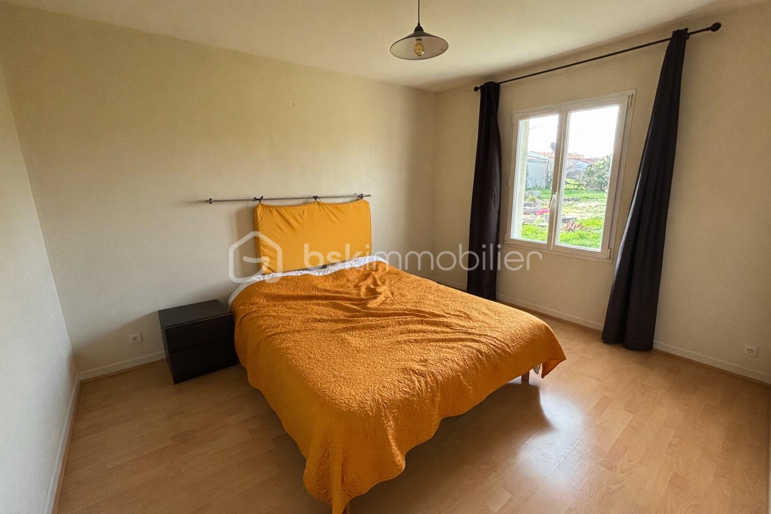 Chambre minimaliste avec vue sur jardin.png