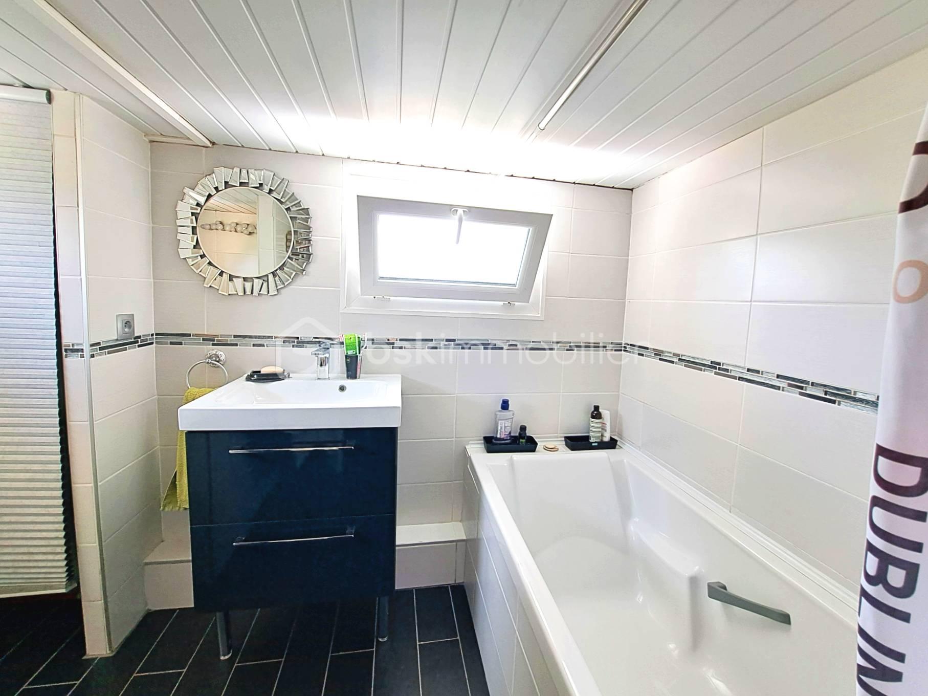 Maison en pierre de 68 m² - salle de bains.jpg