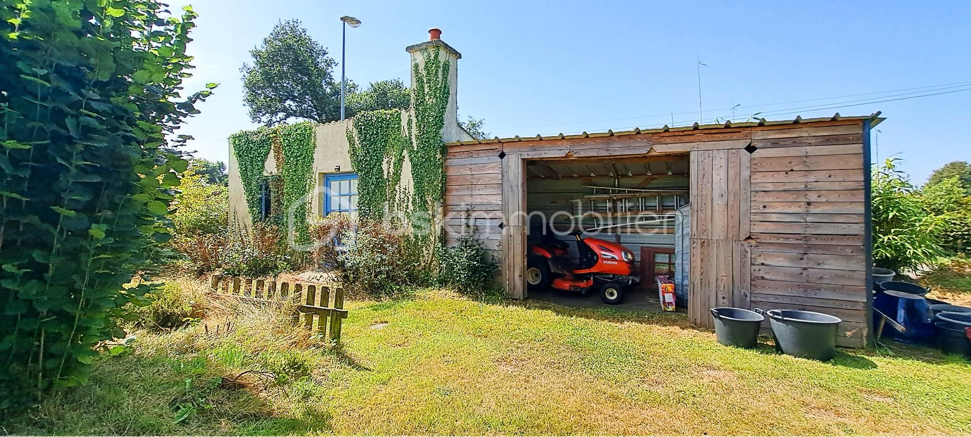 Maison en pierre de 68 m² - carport et dépendance.jpg