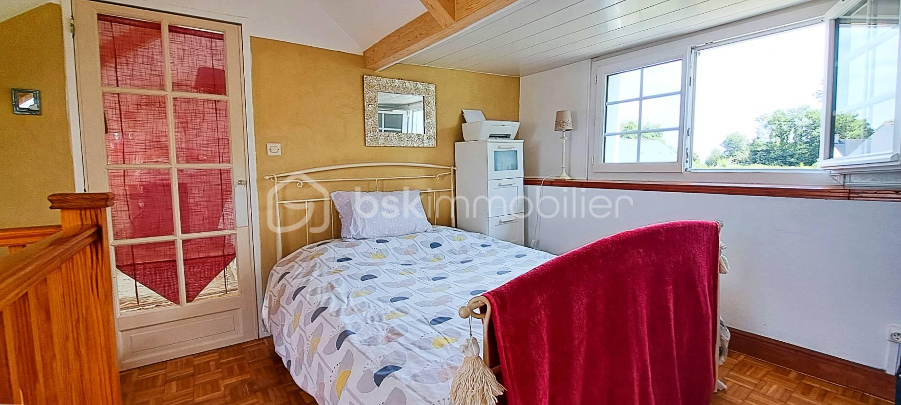 Maison en pierre de 68 m² - chambre palier 1.jpg