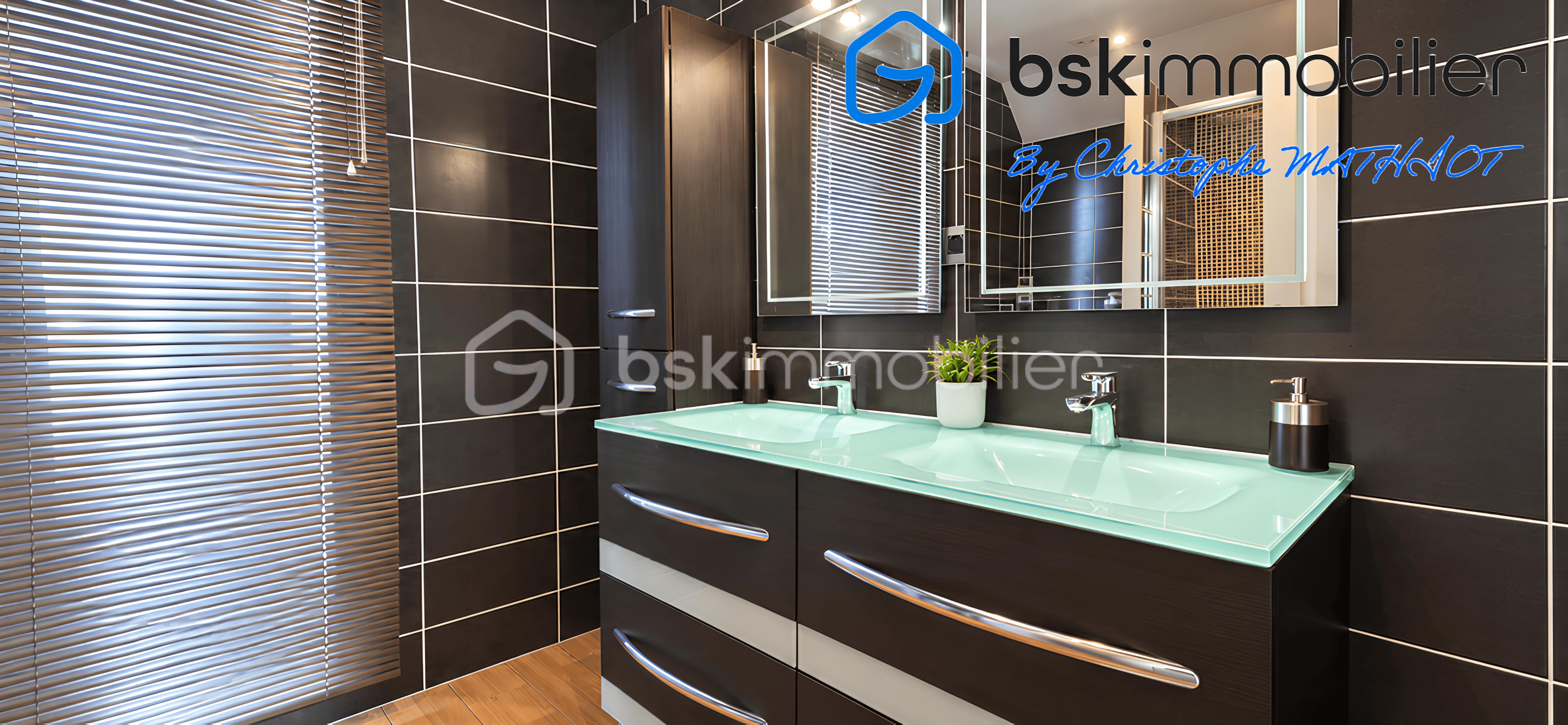 Salle de bains moderne aux touches boisées.png