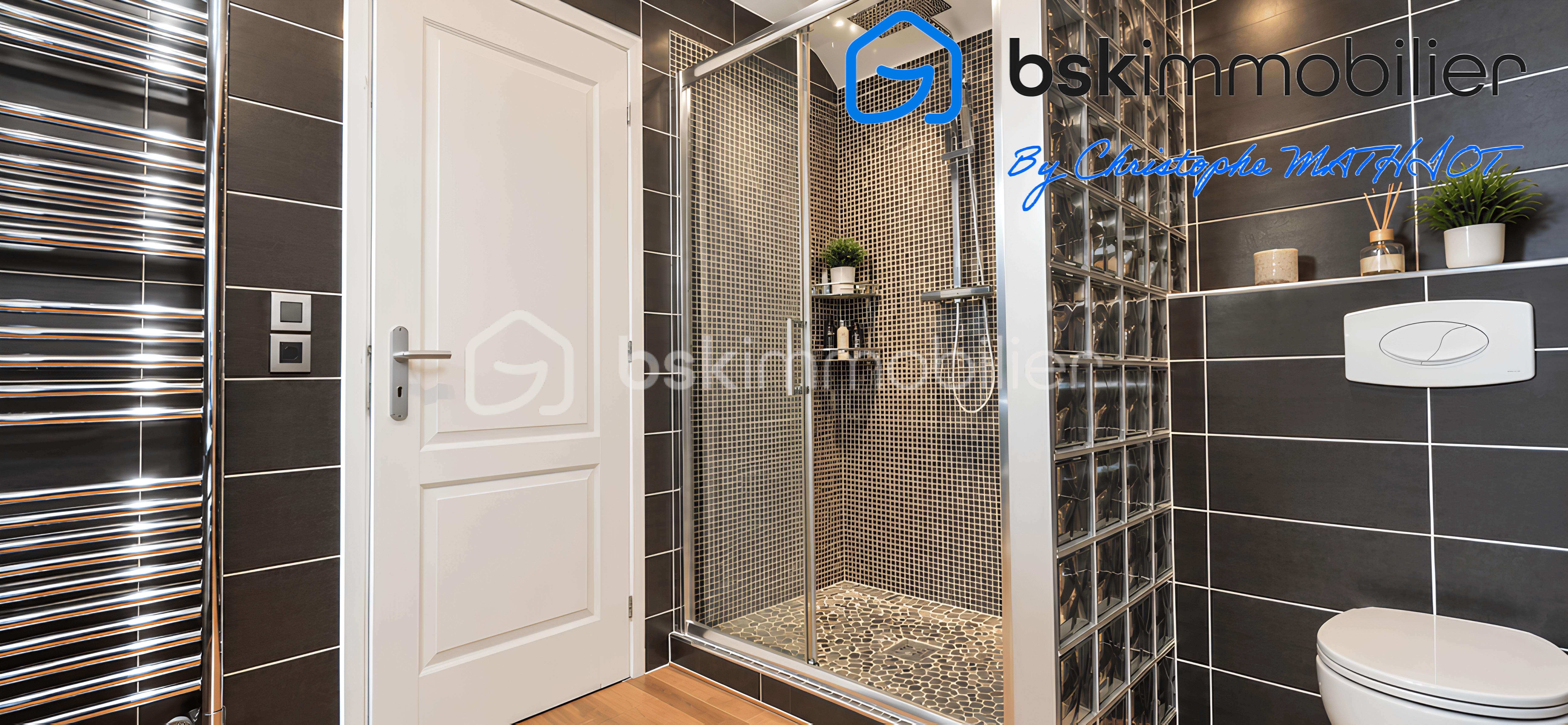 Salle de bains moderne aux tons graphite.png
