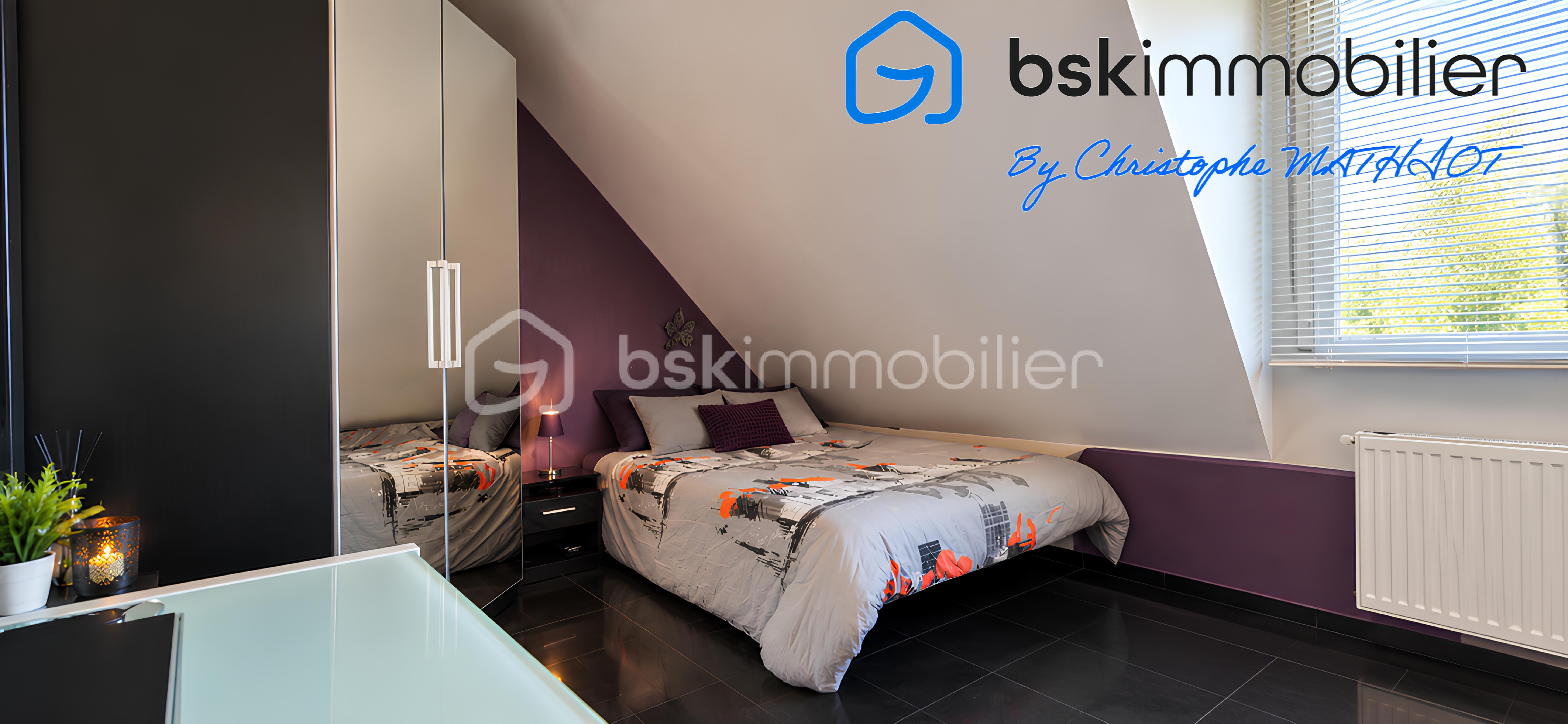 Chambre mansardée moderne aux accents mauves.png