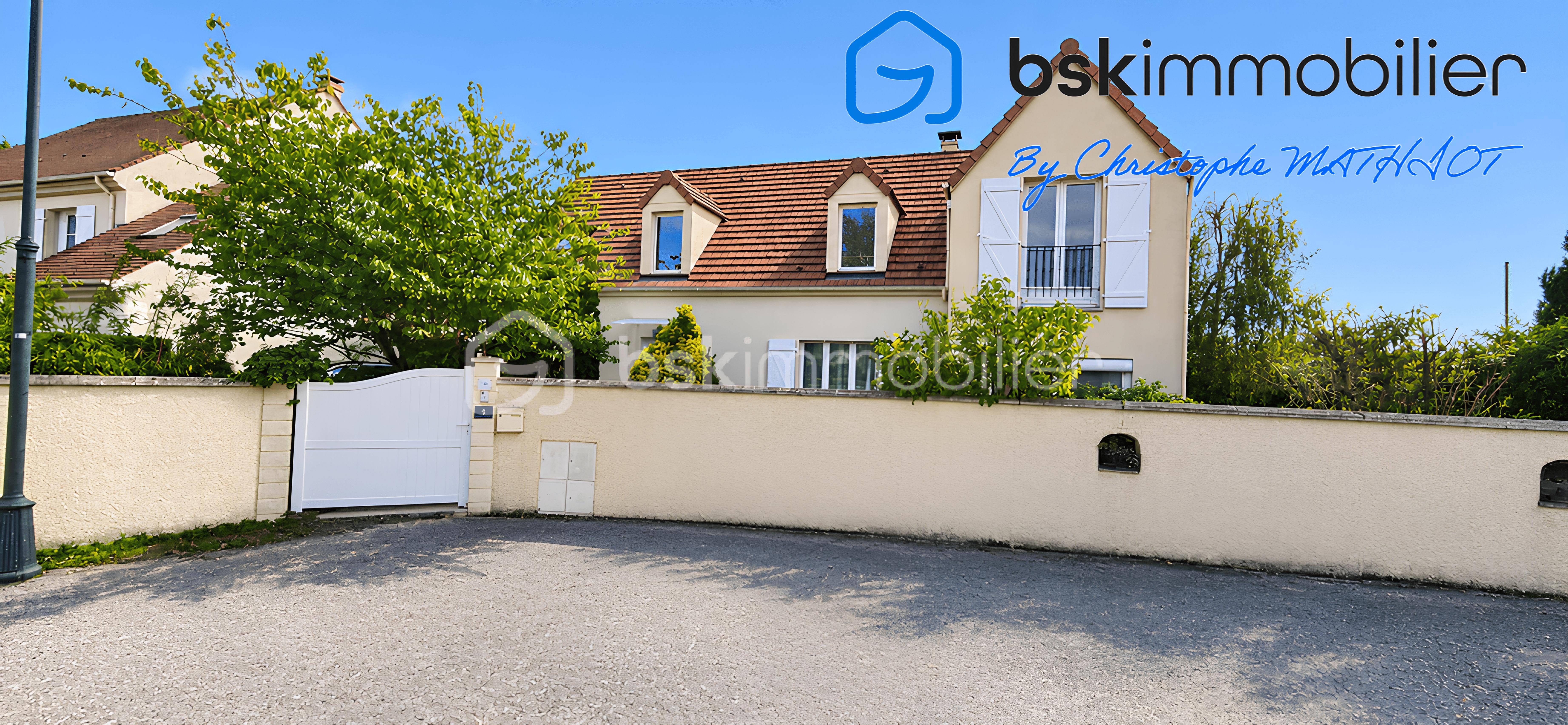 Maison beige aux volets blancs et jardin luxuriant (1).png