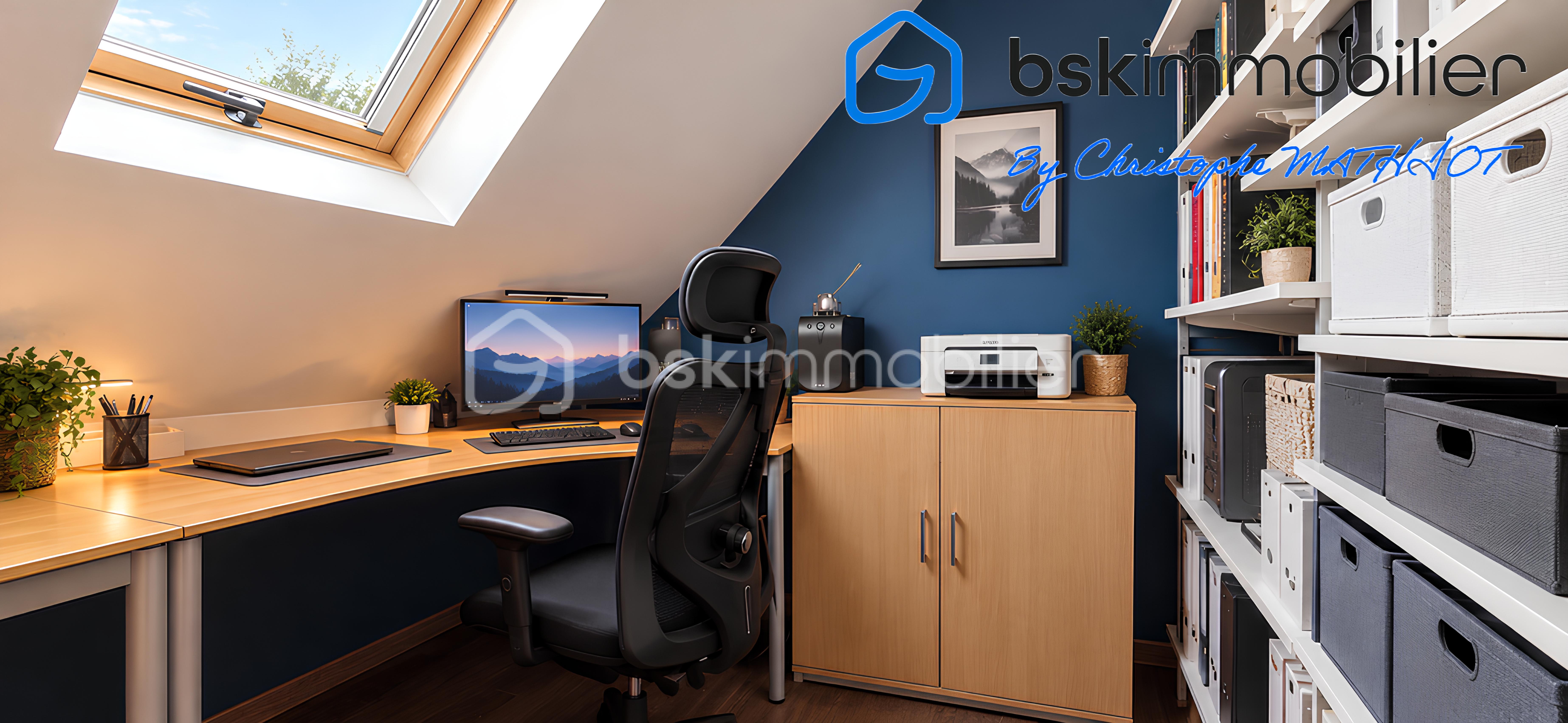Bureau mansardé lumineux et organisé.png