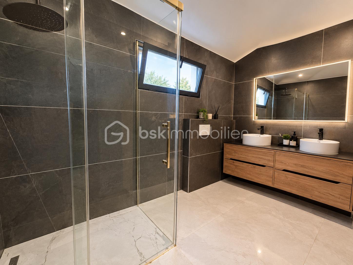 Salle de bain moderne avec miroir éclairé.png