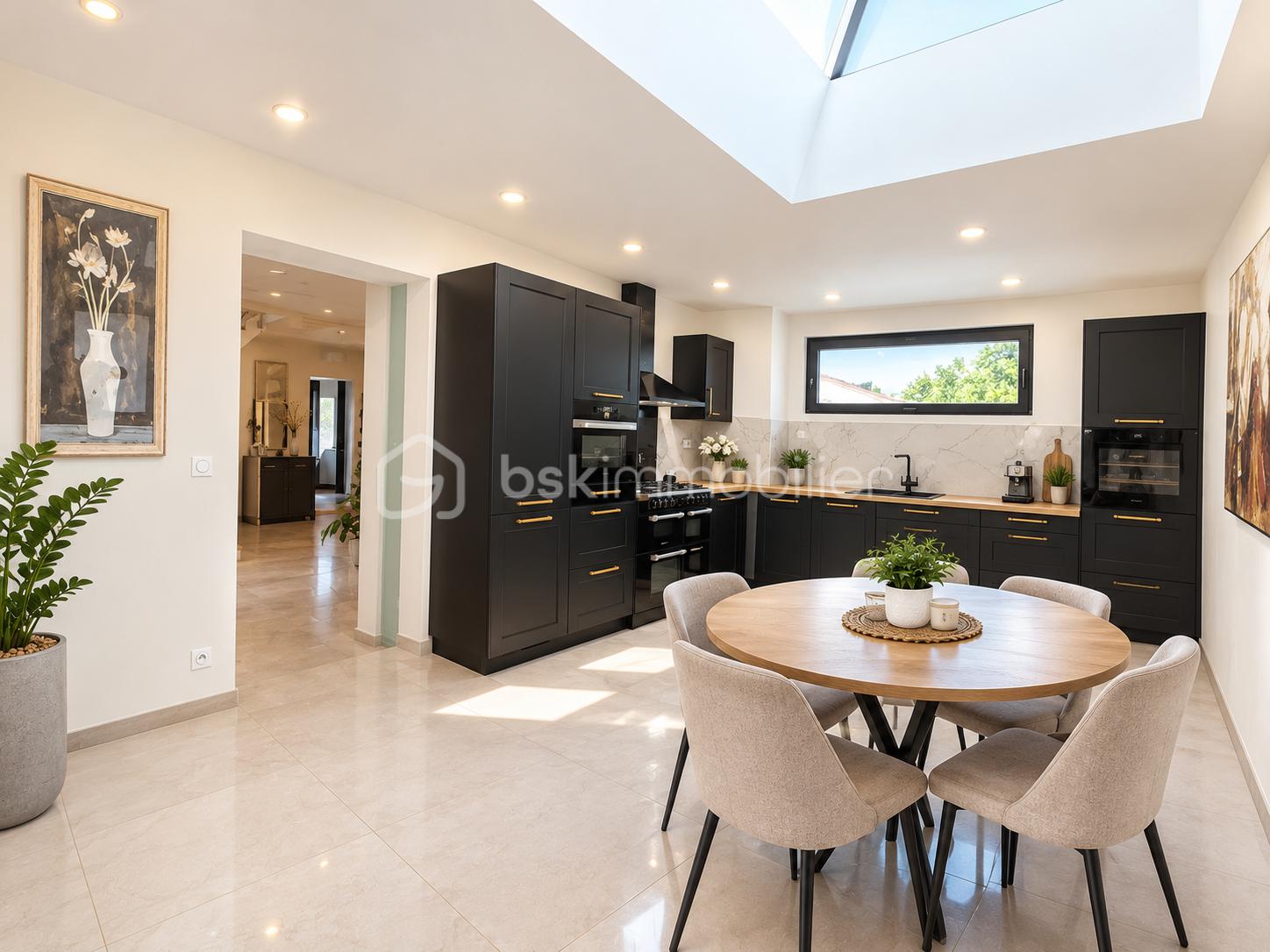 Intérieur contemporain avec table en chêne et cuisine noire.png