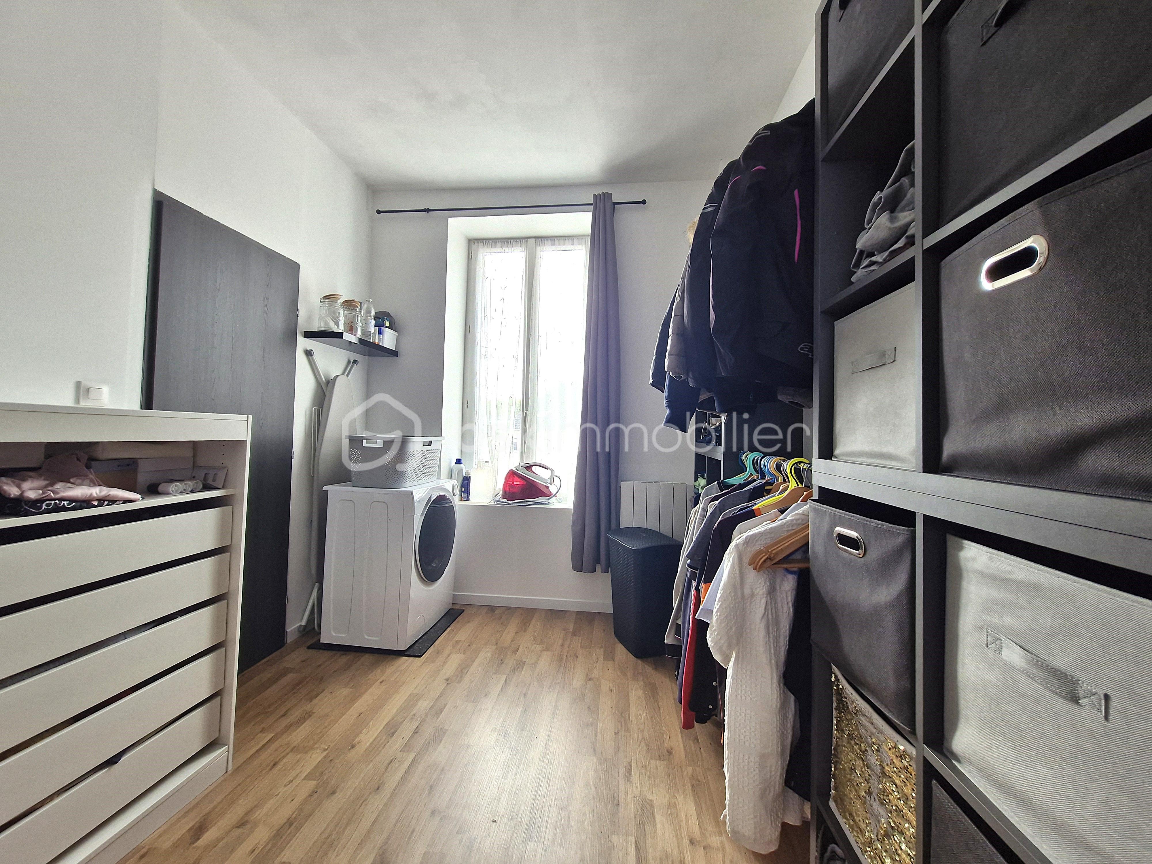 Immeuble mixte de 303 m² - 1er_Ch2_dressing.jpg