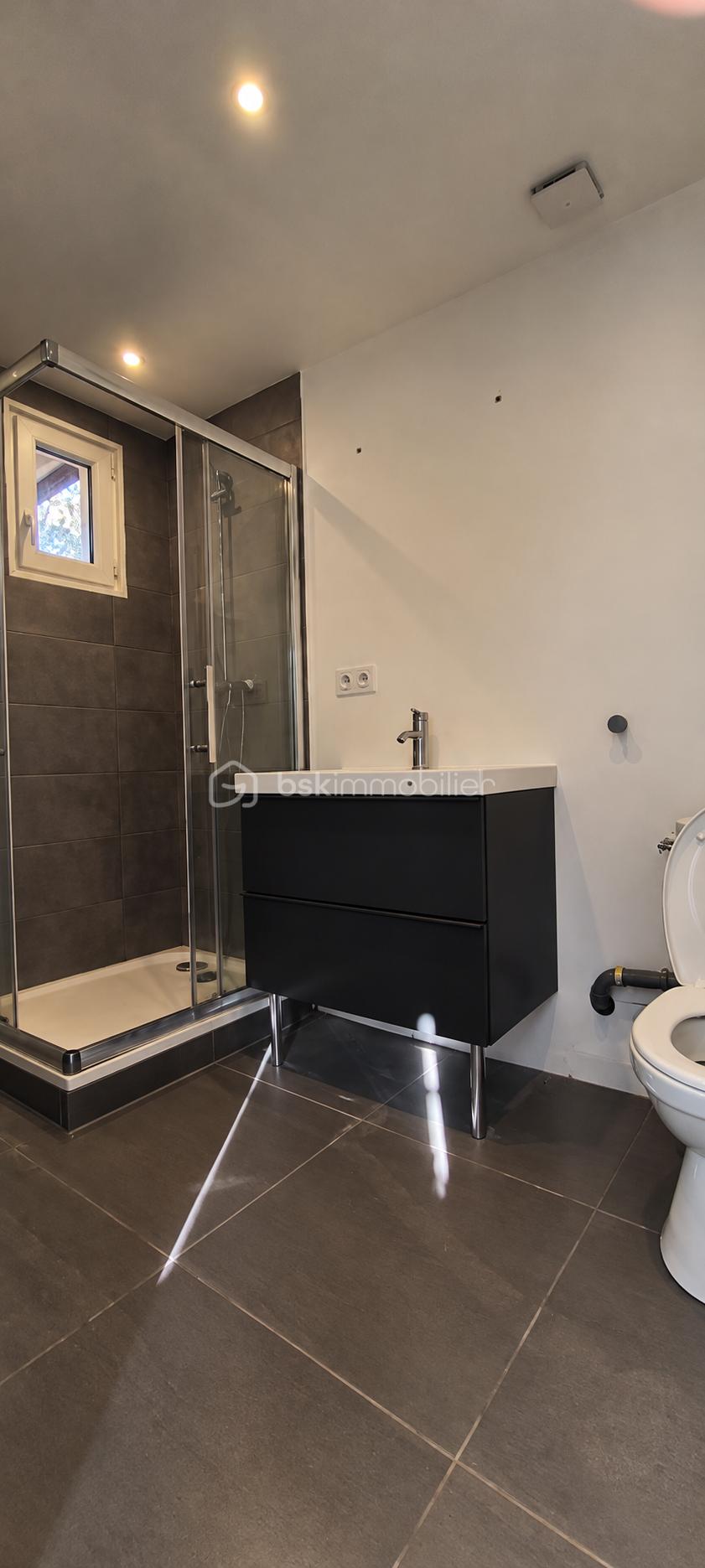 Salle de bains moderne minimaliste.png