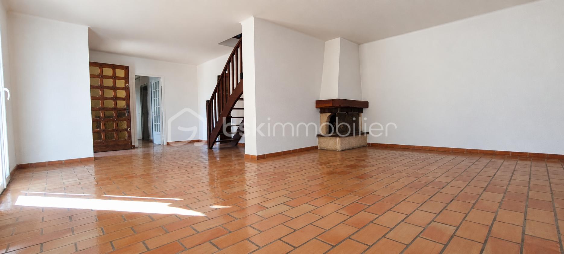 Salon vide ensoleillé aux tomettes chaleureuses.png