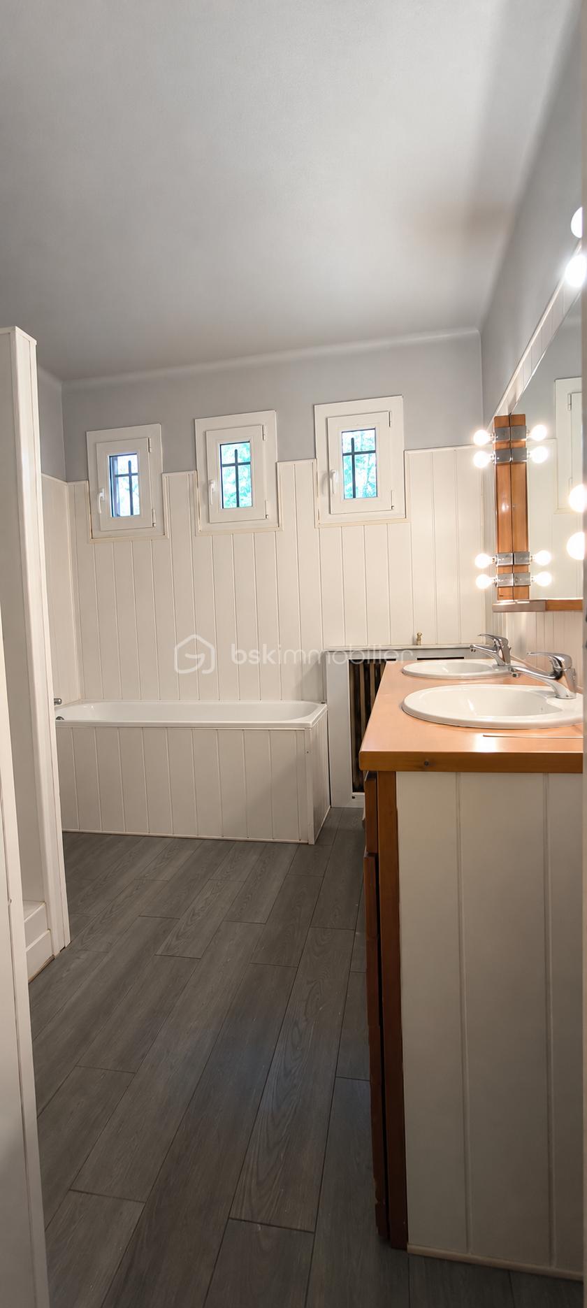 Salle de bains lumineuse et épurée (1).png