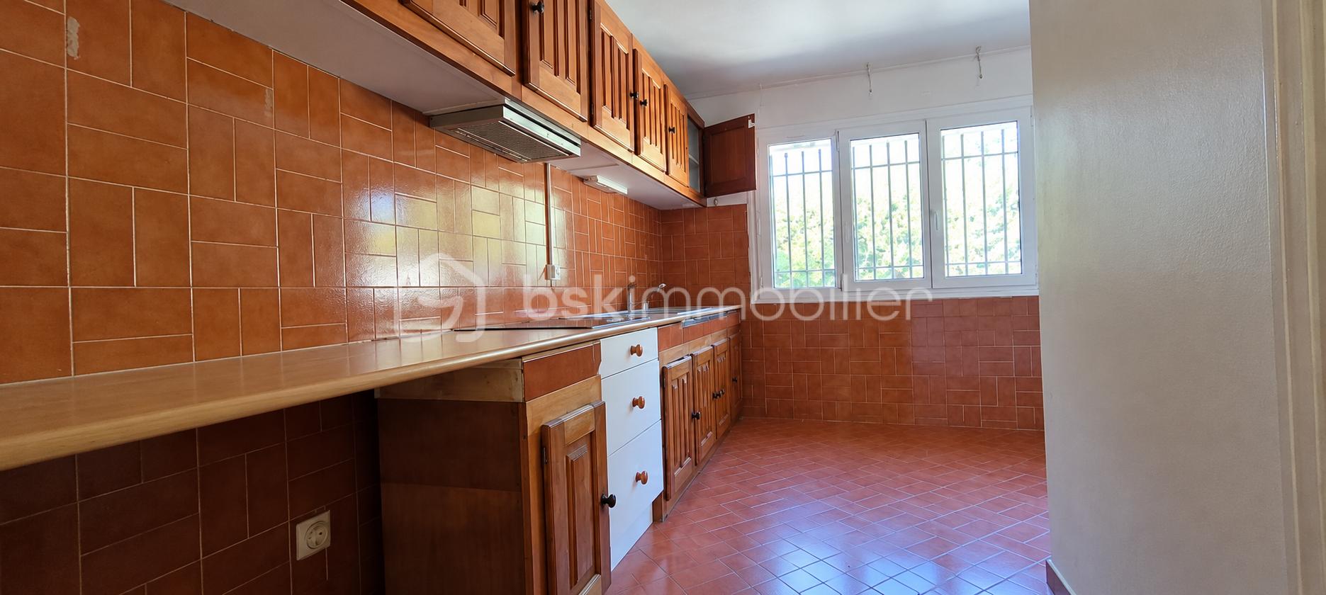 Cuisine étroite en terrazzo chaleureux.png