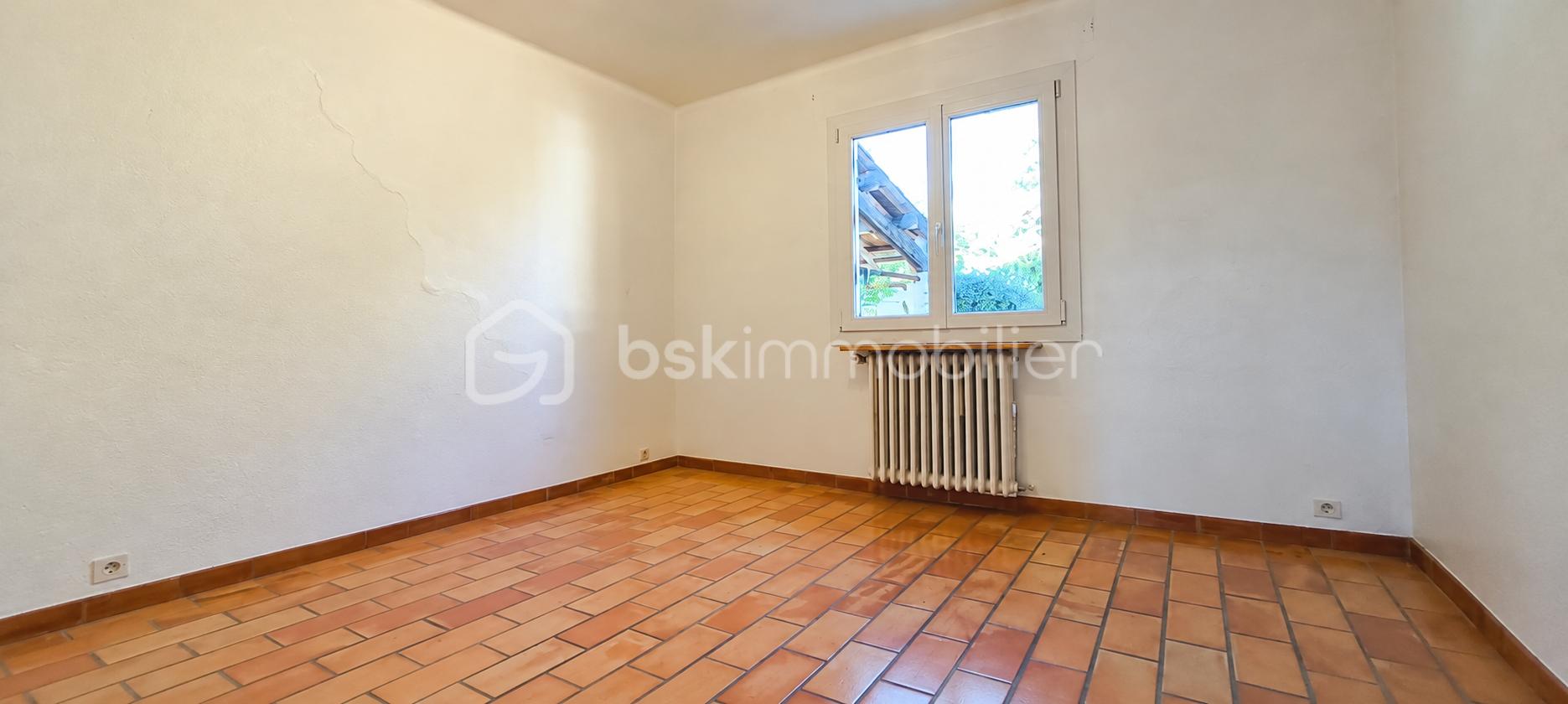 Pièce vide baignée de lumière naturelle.png
