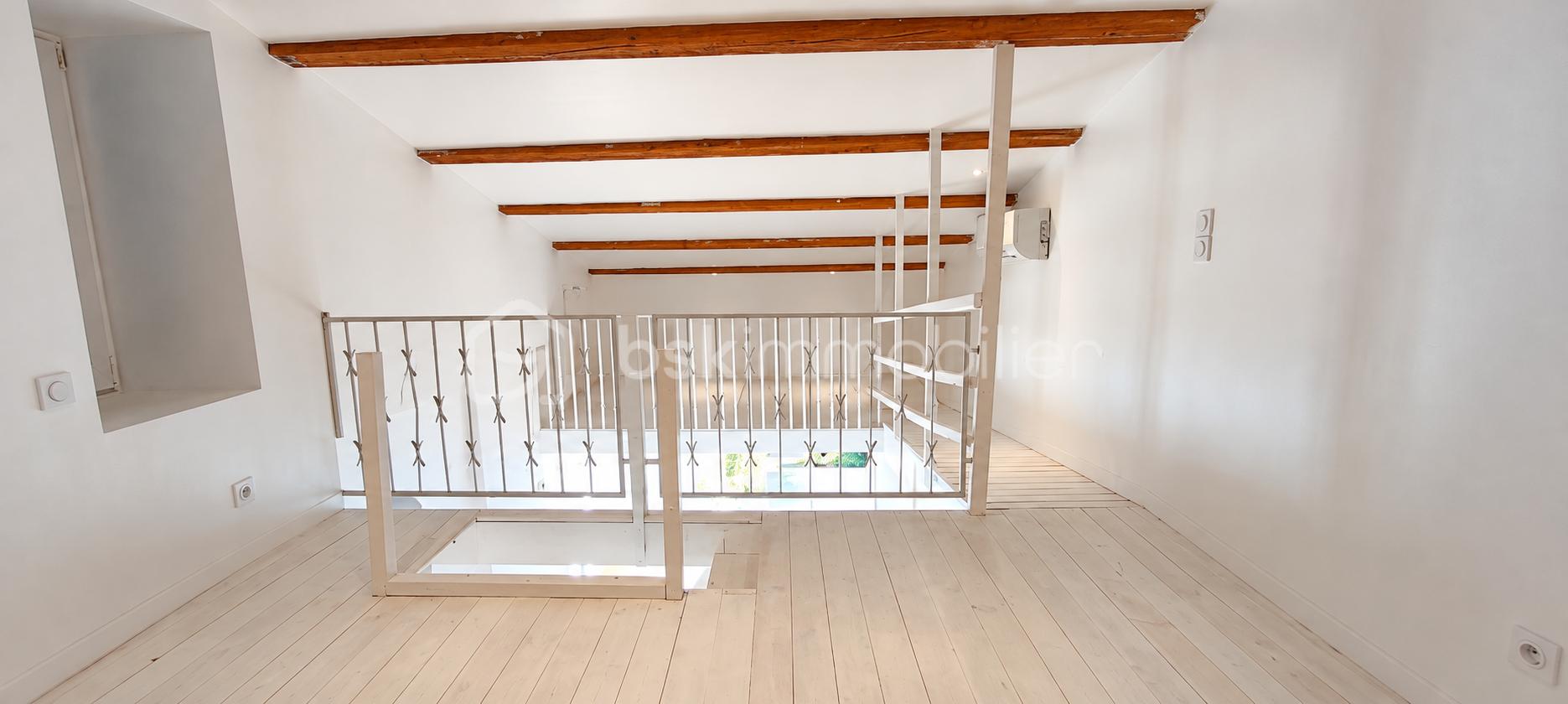 Mezzanine rénovée sous poutres apparentes.png