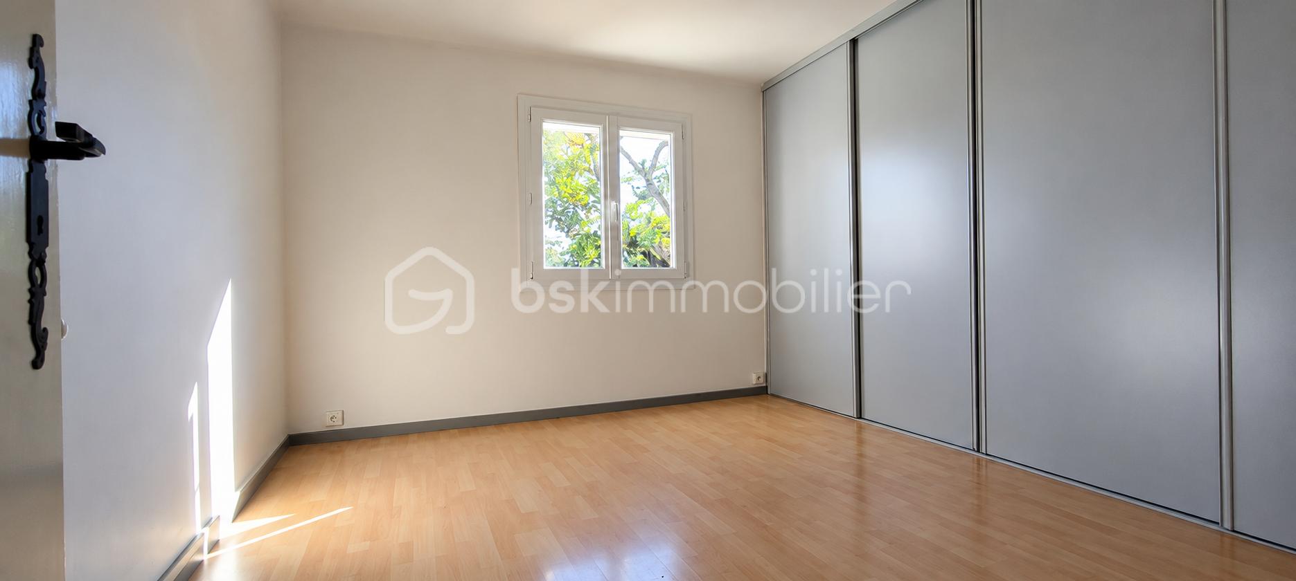 Chambre minimaliste baignée de lumière.png