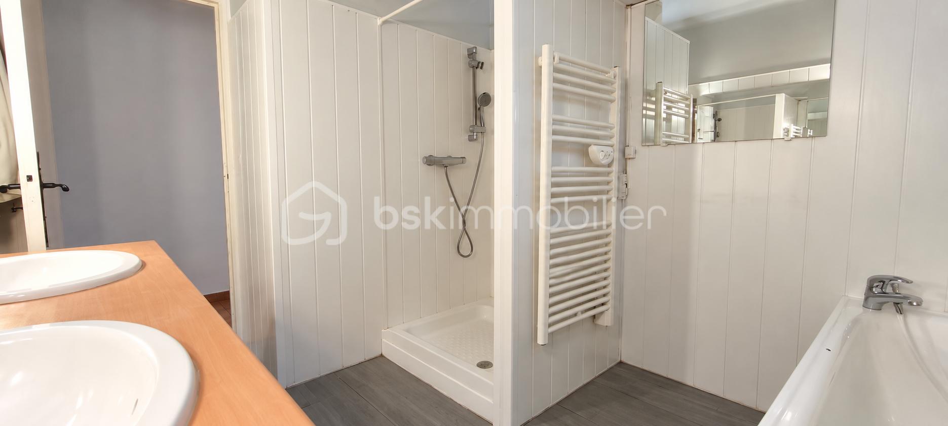 Salle de bain minimaliste lumineuse et épurée.png