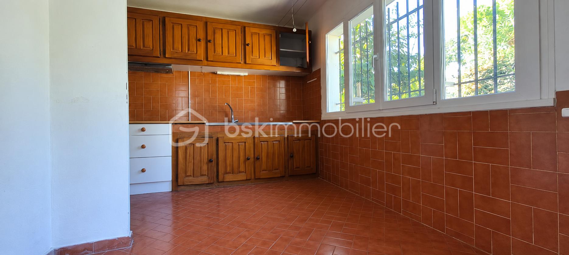 Cuisine rustique baignée de lumière naturelle.png