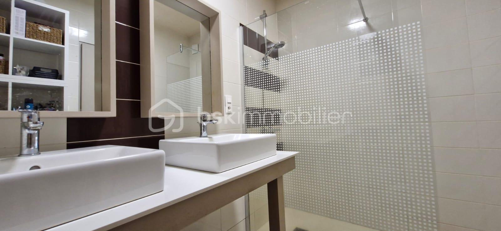 salle d'eau en bas.jpeg