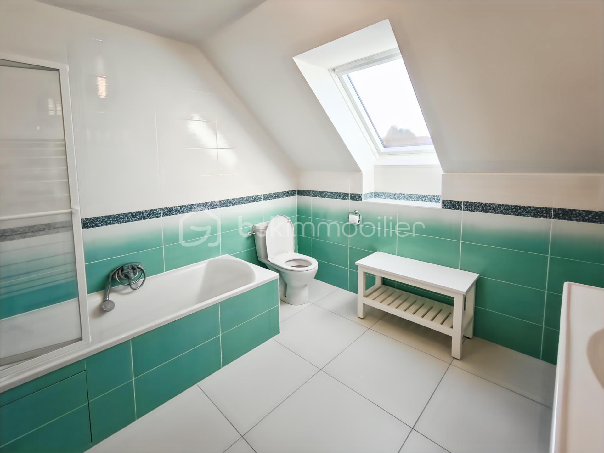 Maison traditionnelle de 152,22 m² - salle de bain.jpg