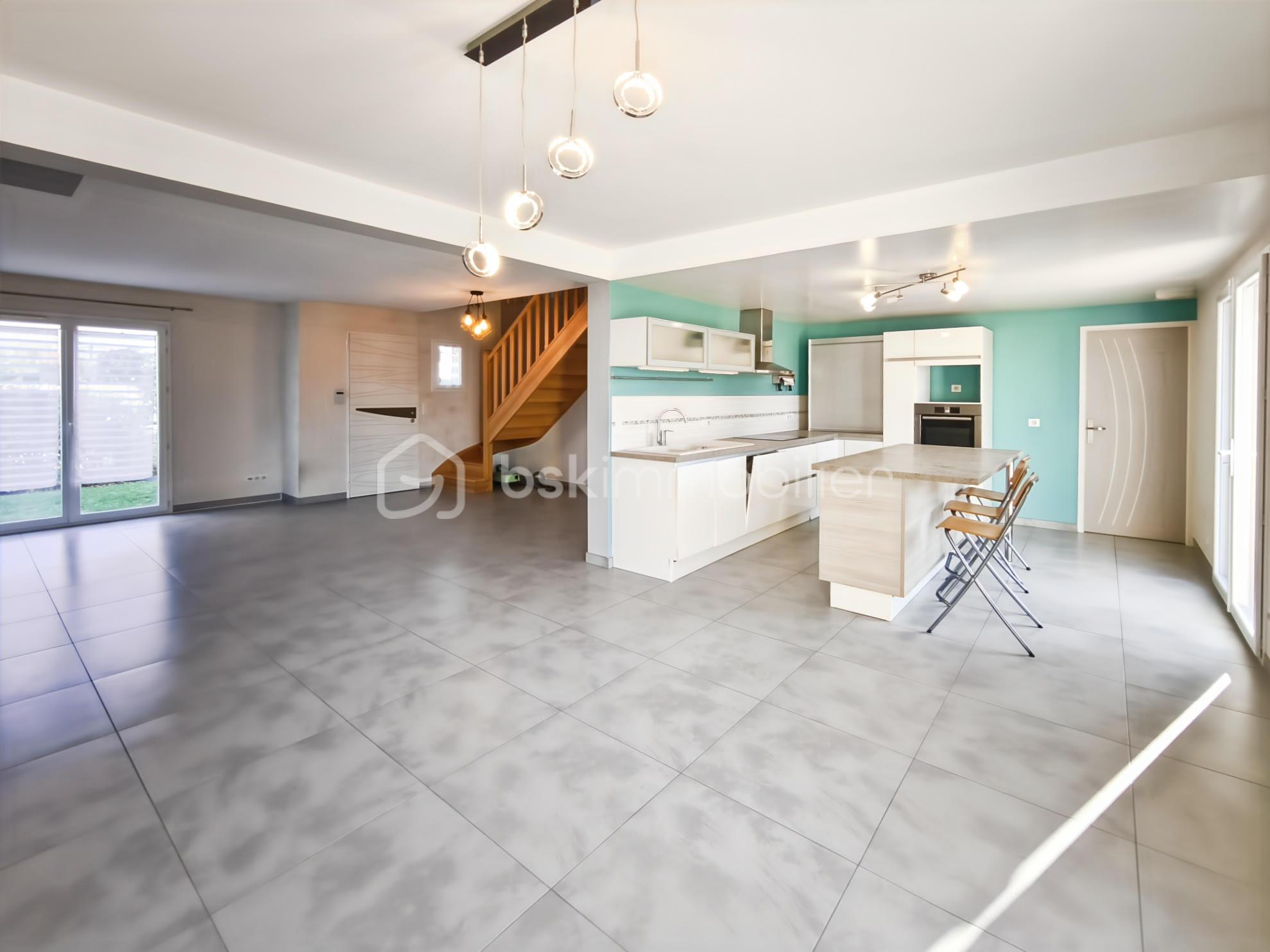 Maison traditionnelle de 152,22 m² - salon cuisine.jpg